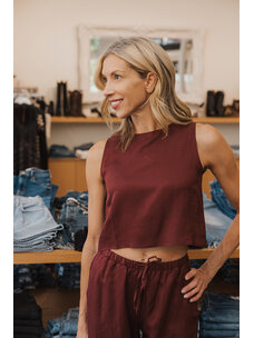 LESET DANIEL CROP SLEEVELESS CREW