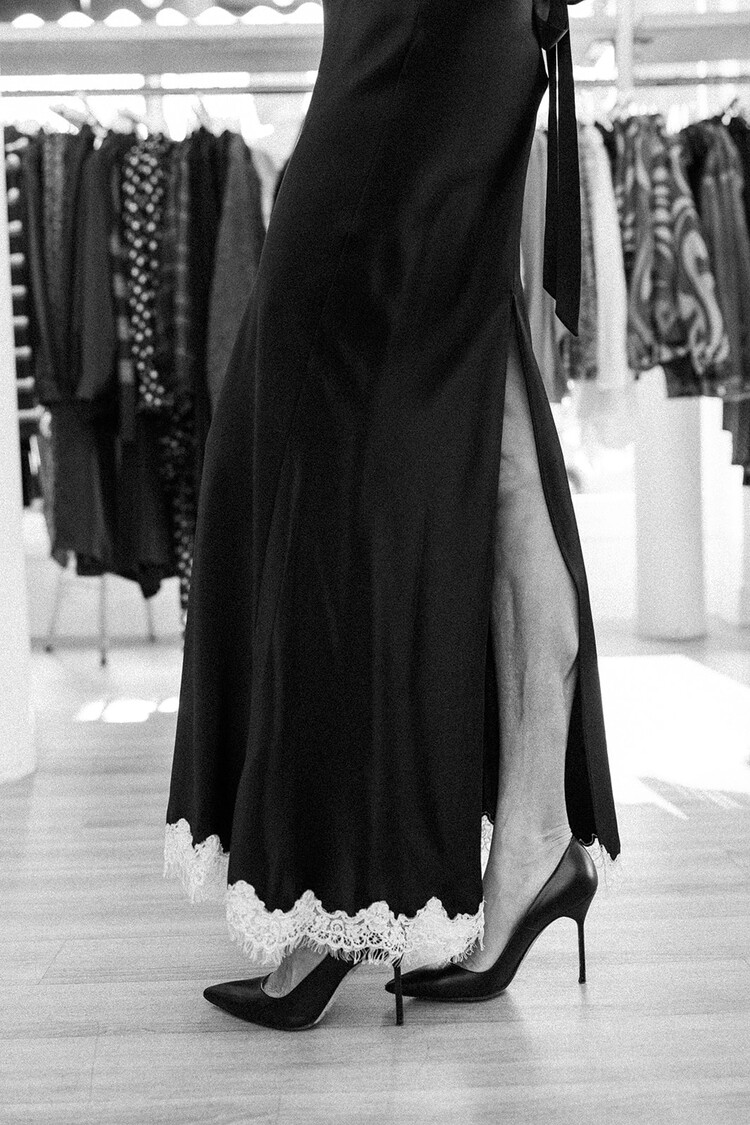 ALICE + OLIVIA ALICE + OLIVIA JULIETTA CUTAWAY LACE TRIM SLIP DRESS