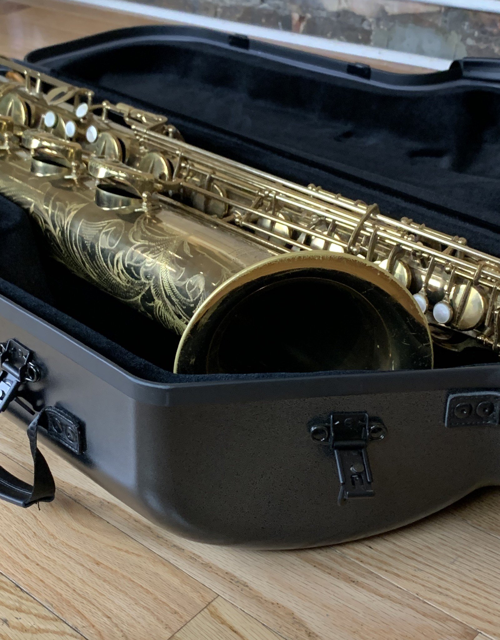 Levante LV-SB5105 Bb Bass Saxophone with Light Case with Wheels