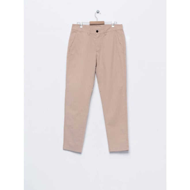 Cruz Chinos in Safari