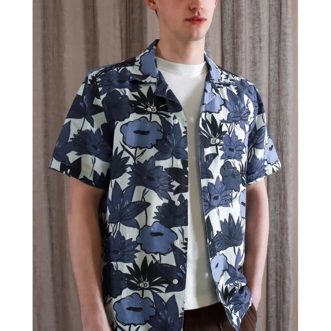 Selleck SS Shirt in Flower Print - Navy Iris