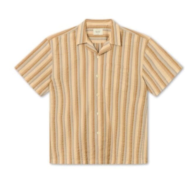 https://cdn.shoplightspeed.com/shops/634109/files/61999013/660x660x2/otter-seersucker-shirt-in-rubber-stripe.jpg