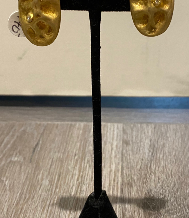 Sioro Jewelry Distressed oval earring