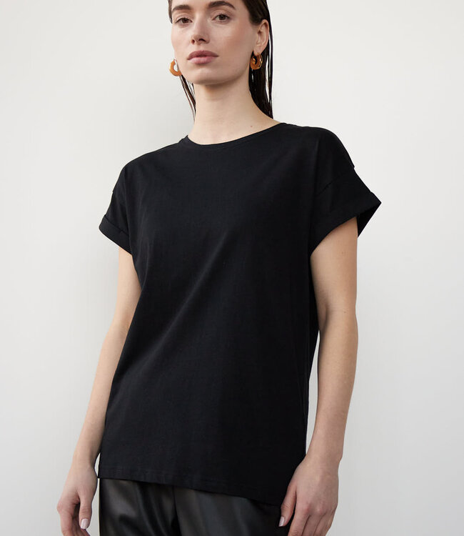 With Black Lorri S/S Scoop Black Tee