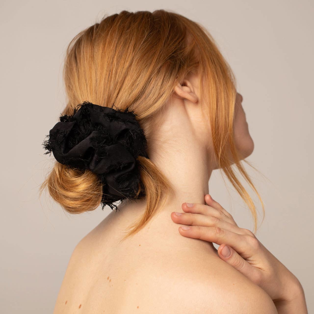 KITSCH BRUNCH SCRUNCHIE FRAYED BLACK