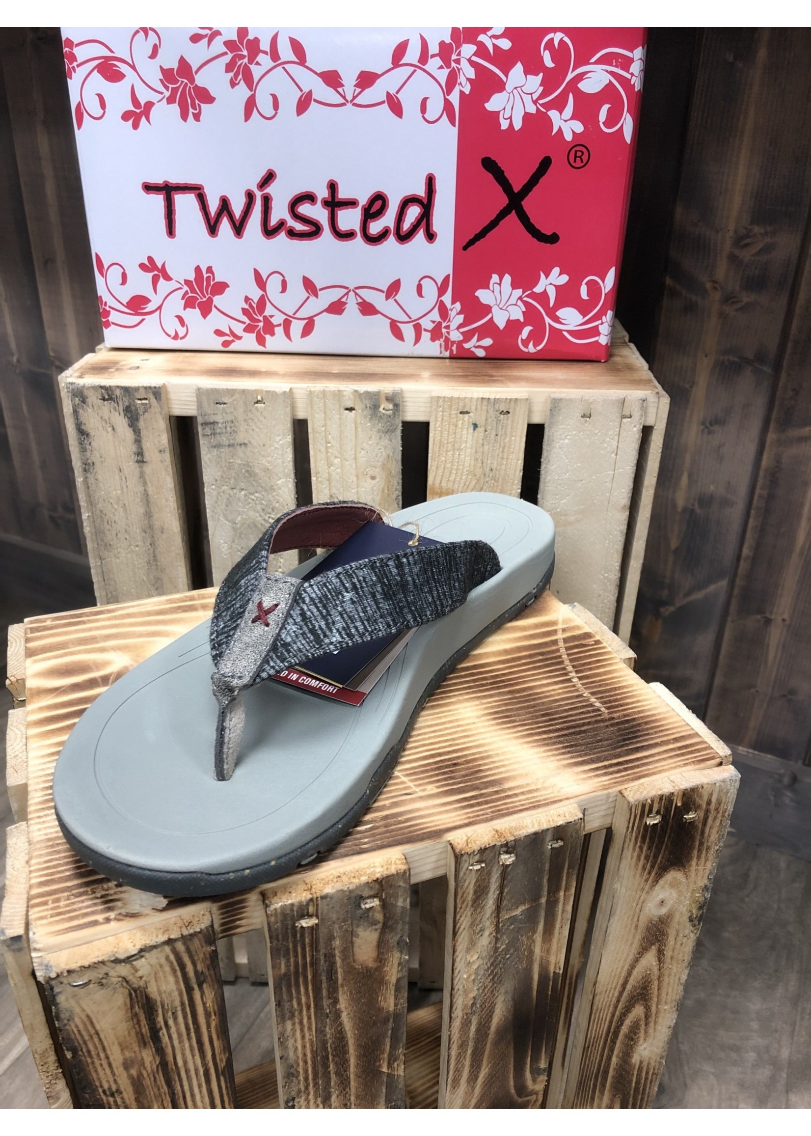 Twisted x cheap flip flops