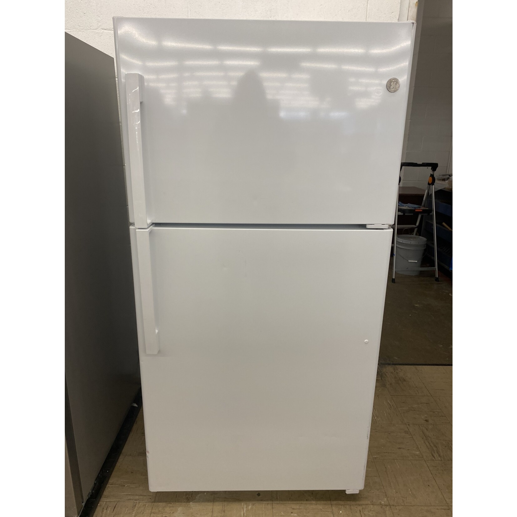 GE GE Appliances 21.9 cu.ft. Top Freezer Refrigerator in white gts22kgnbrww