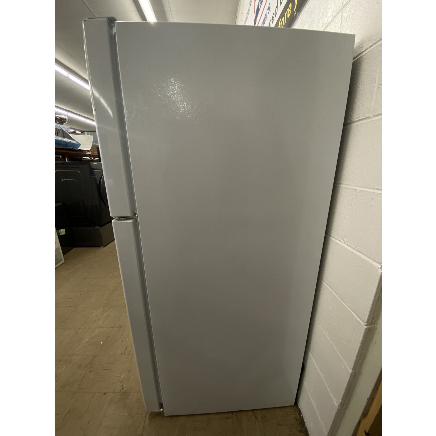 GE GE Appliances 21.9 cu.ft. Top Freezer Refrigerator in white gts22kgnbrww
