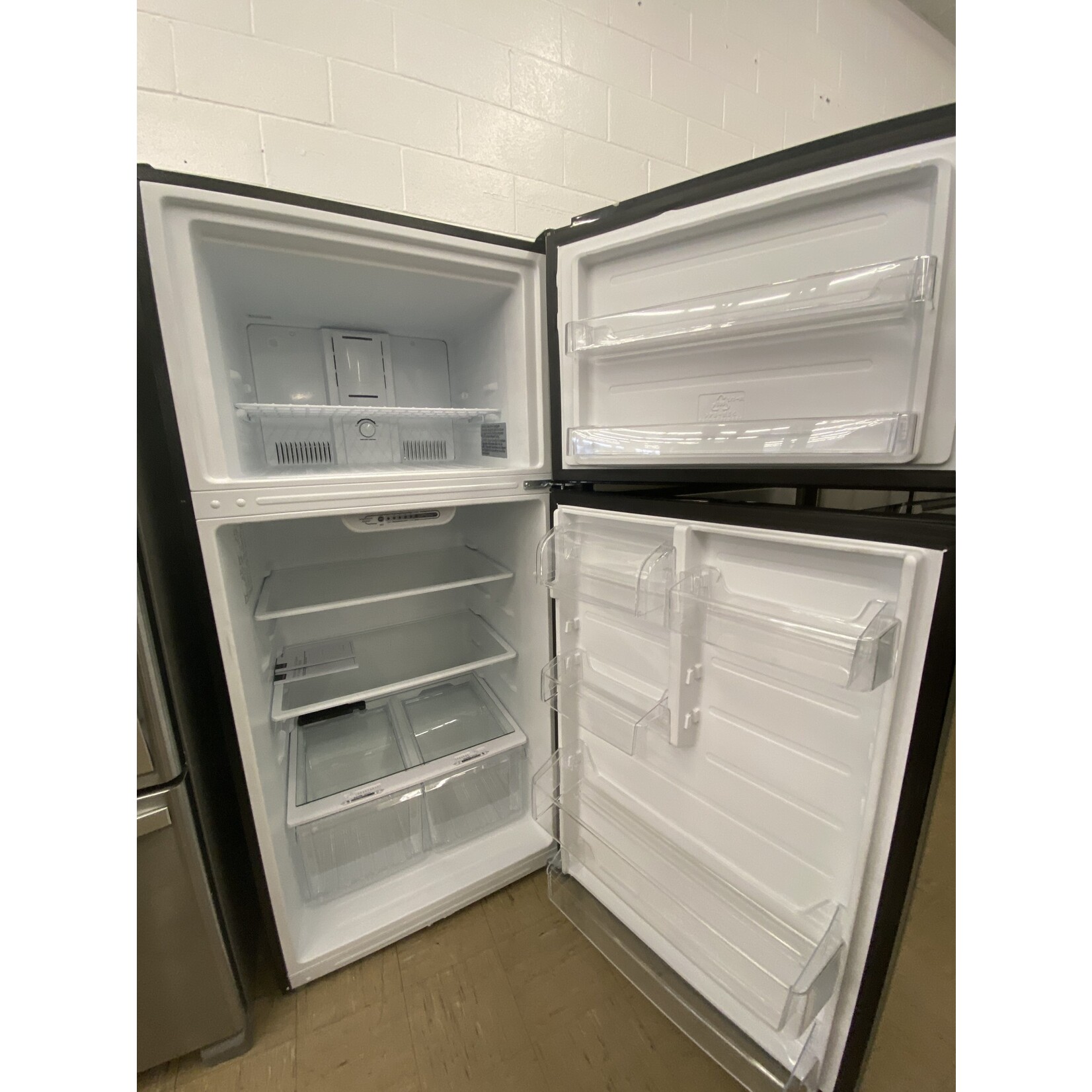 Insignia™ NS-RTM18SS7 Insignia™ - 18 Cu. Ft. Top-Freezer Refrigerator - Stainless steel