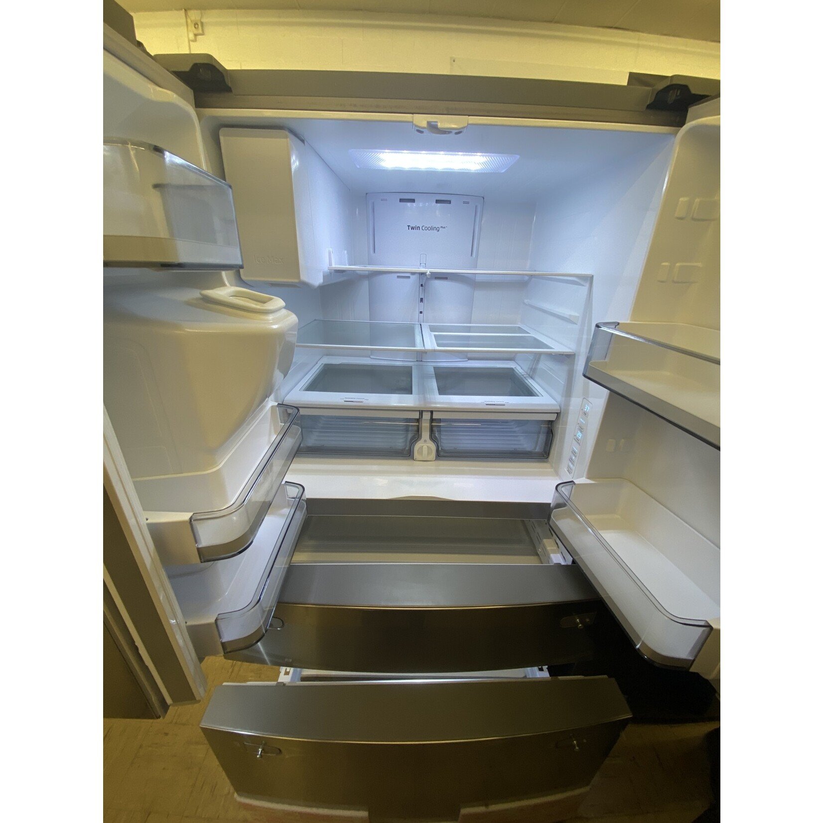 SAMSUNG #RF28R7201SR - 28 cu. ft. 4-Door French Door Refrigerator with FlexZone™ Drawer in Stainless Steel