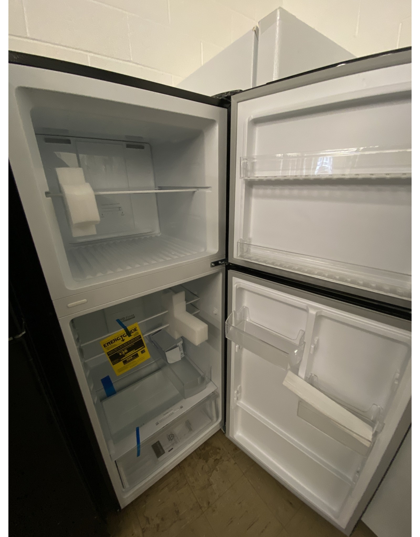 Insignia™ NS-RTM10BK0 Insignia™ - 10.5 Cu. Ft. Top-Freezer Refrigerator - Black