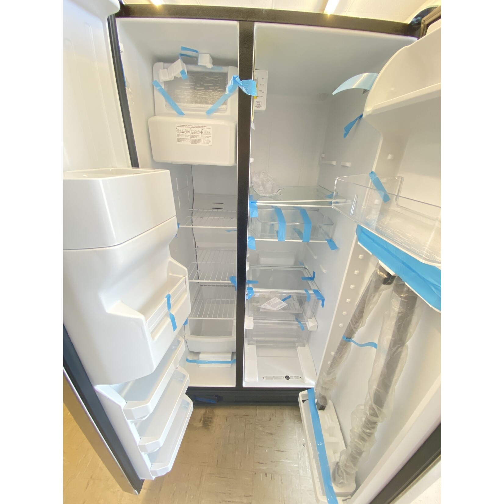 Amana Dent ASI2575GRS AMA No Frost Side - Free Standing Refr Frez - 25 CU FT, 36 INCH WIDTH, HIDDEN HINGES,