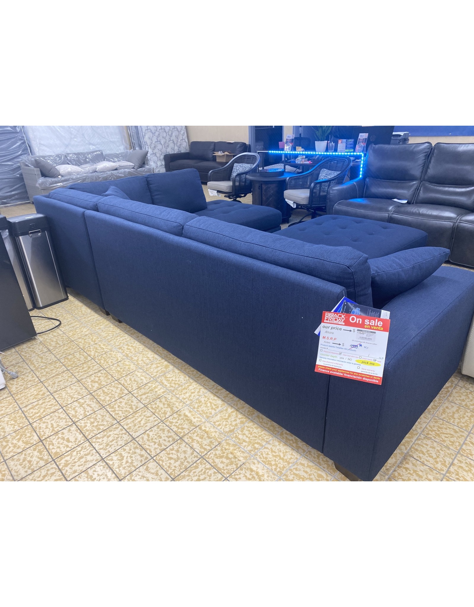 Thomasville Thomasville Miles Fabric Sectional with Storage Ottoman