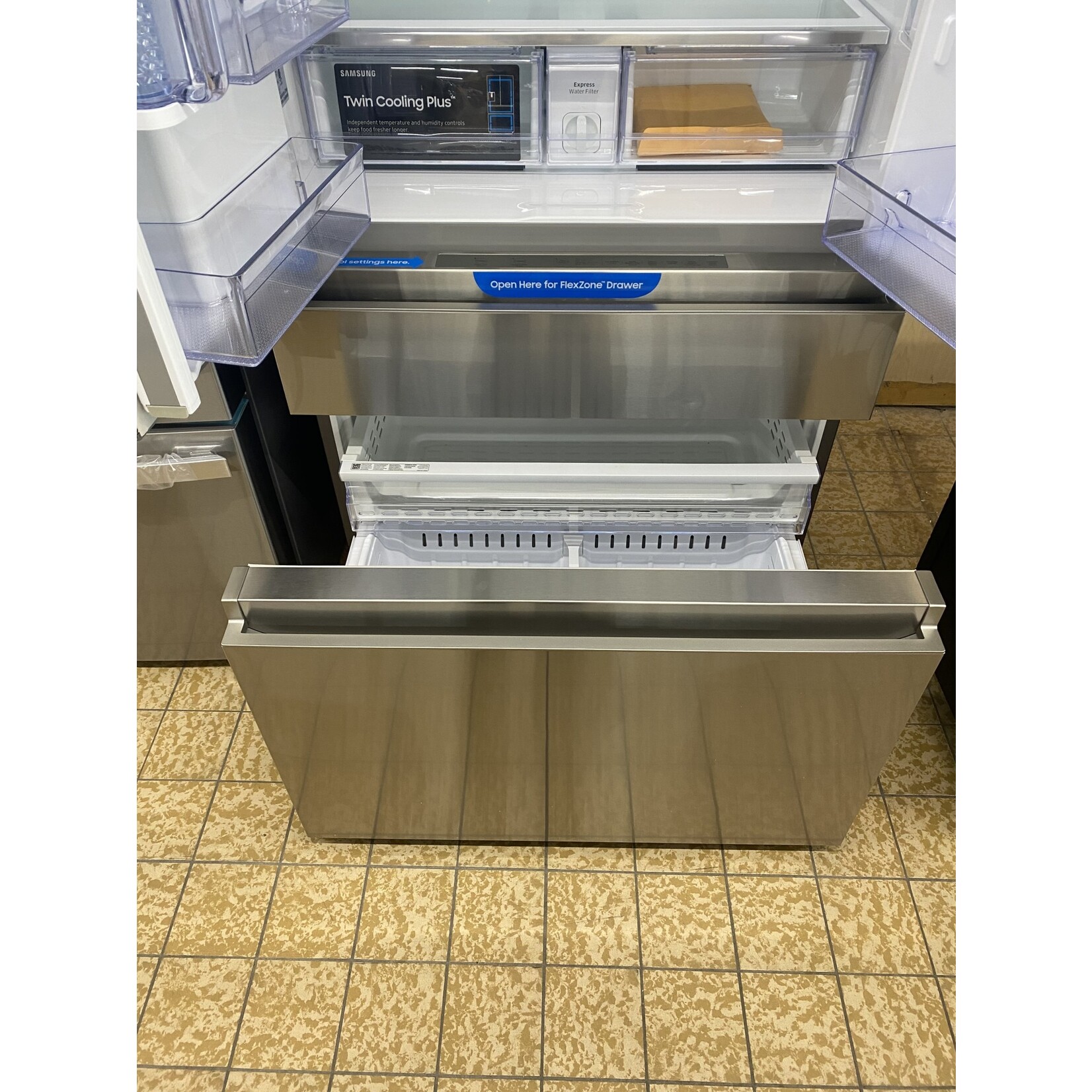 SAMSUNG RF23M8070SR Samsung FDR-4DR, All-Recessed I&W Disp. Refrigerator