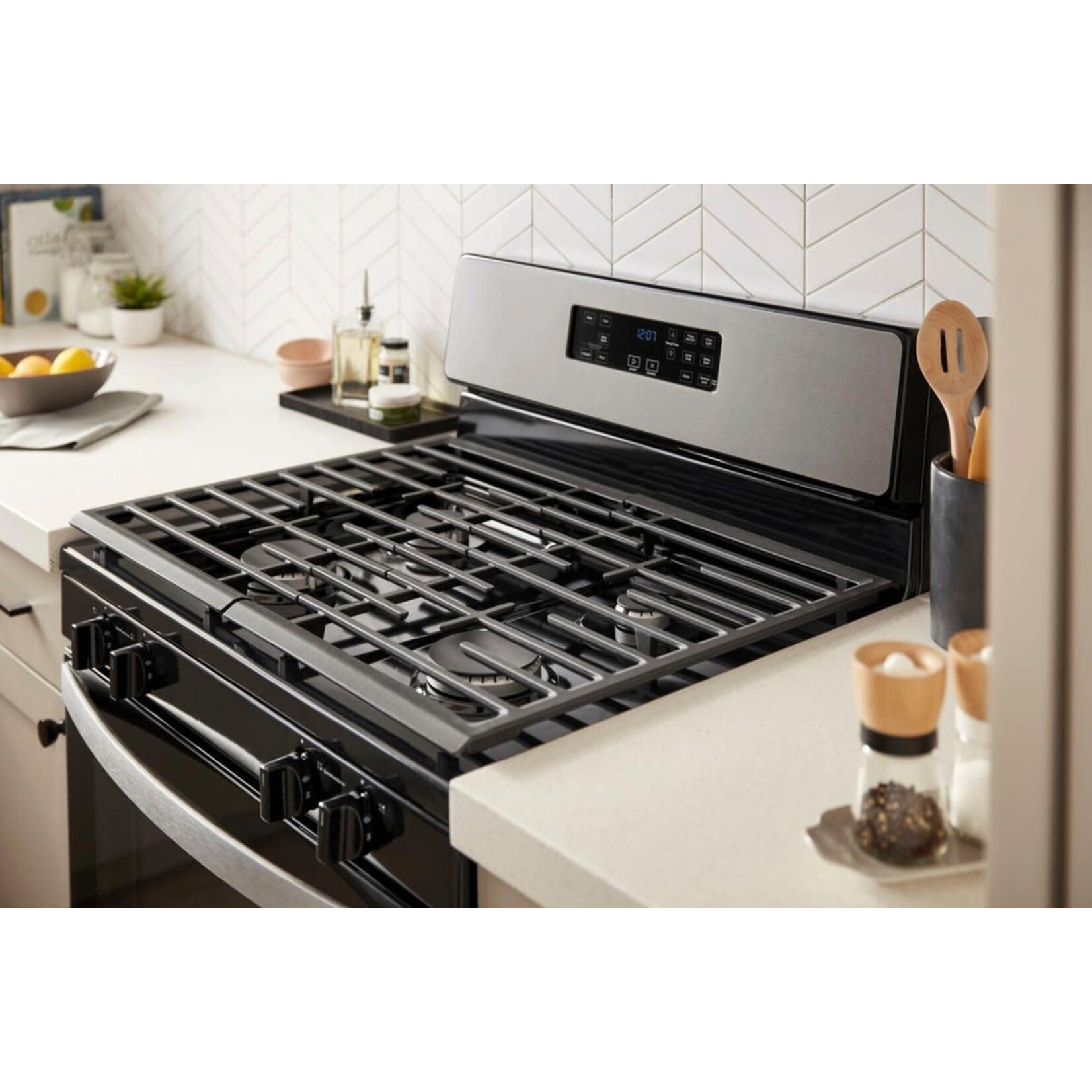 Whirlpool #*WFG320M0MS  Whirlpool 30-in 4 Burners 5.1-cu ft Freestanding Natural Gas Range (Stainless Steel)