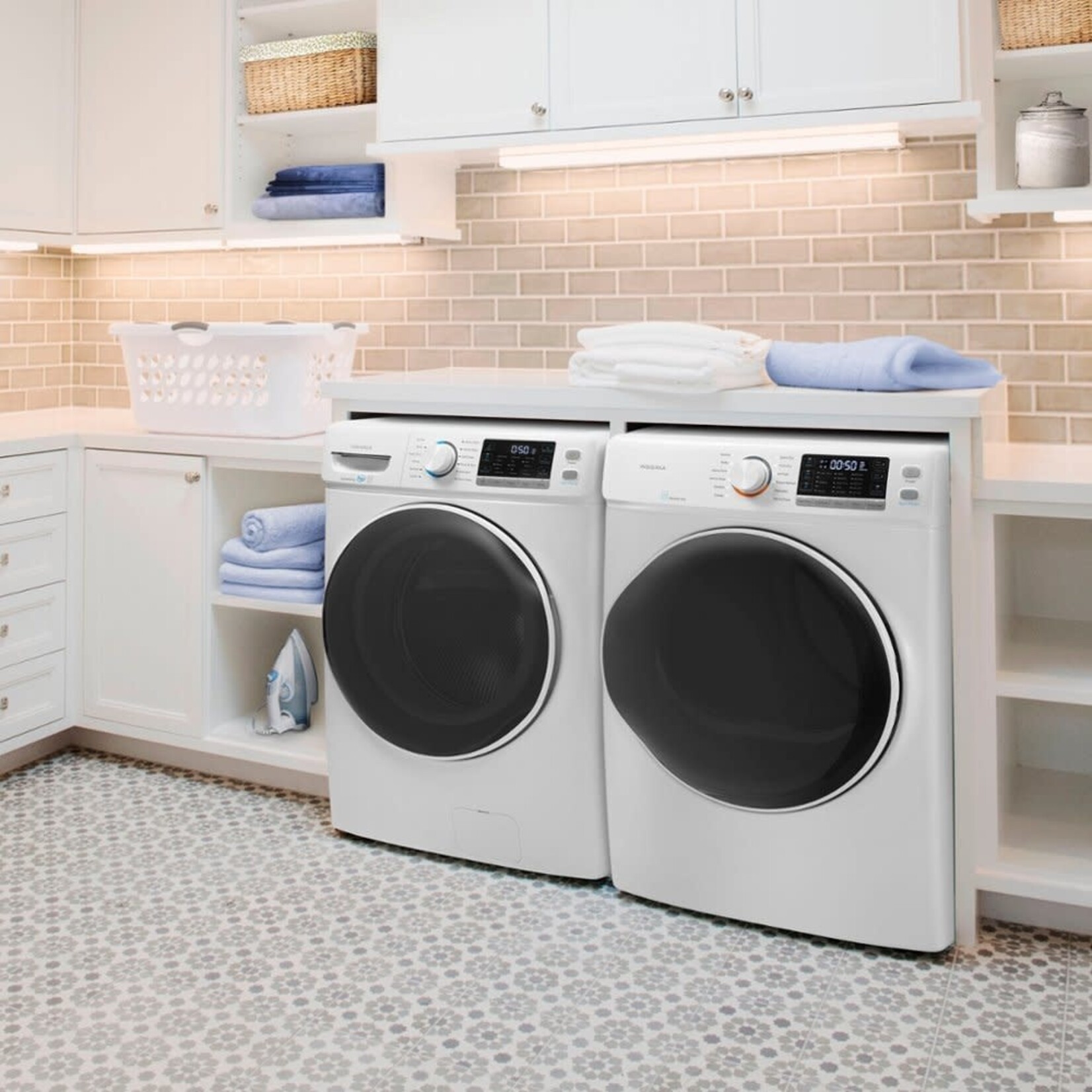 Insignia™ #NS-FDRG80W3 Insignia™ - 8.0 Cu. Ft. Gas Dryer with Steam and Sensor Dry - White