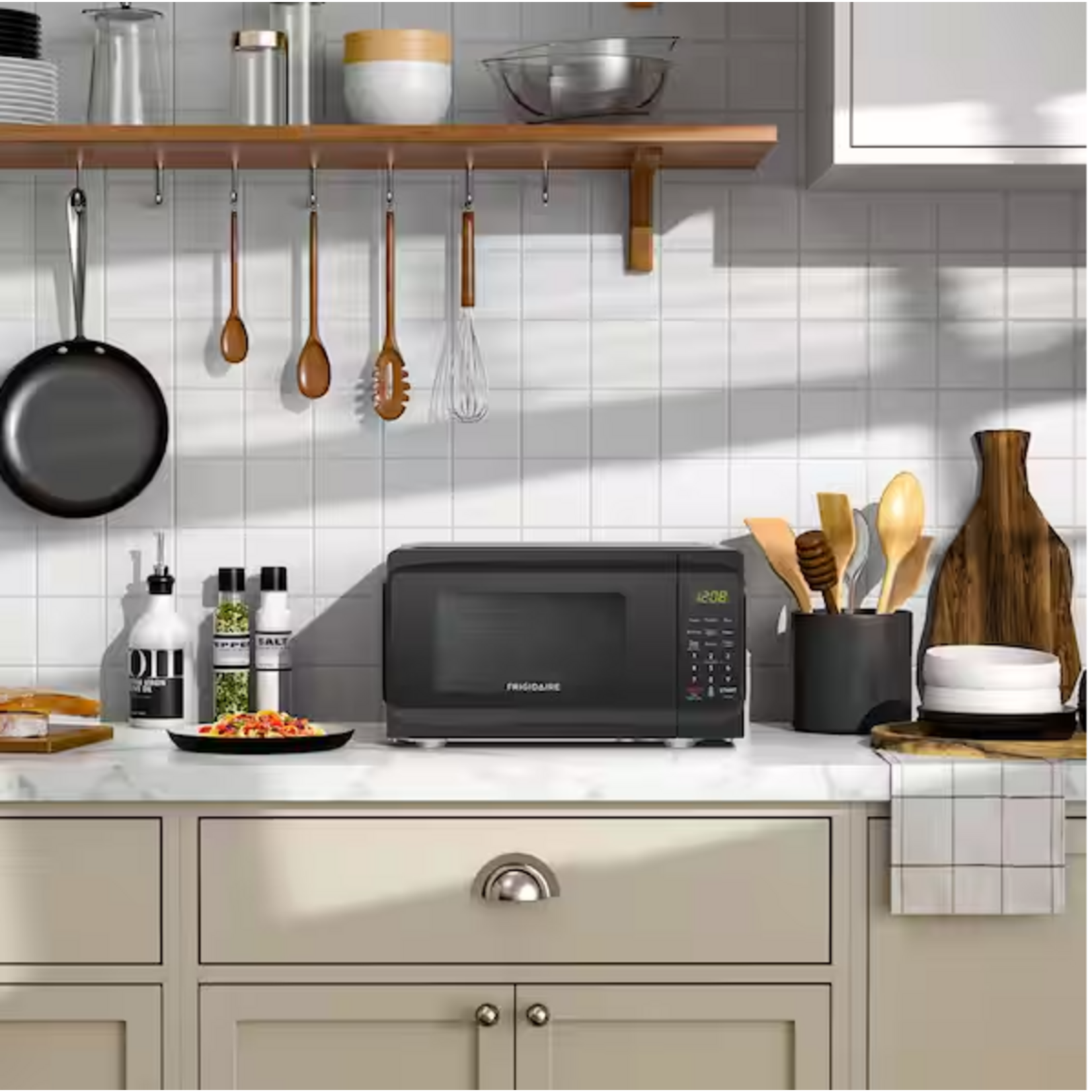 EMW733-BLACK  Frigidaire 18 in 700 w 0.7 CU FT MICROWAVE IN BLACK