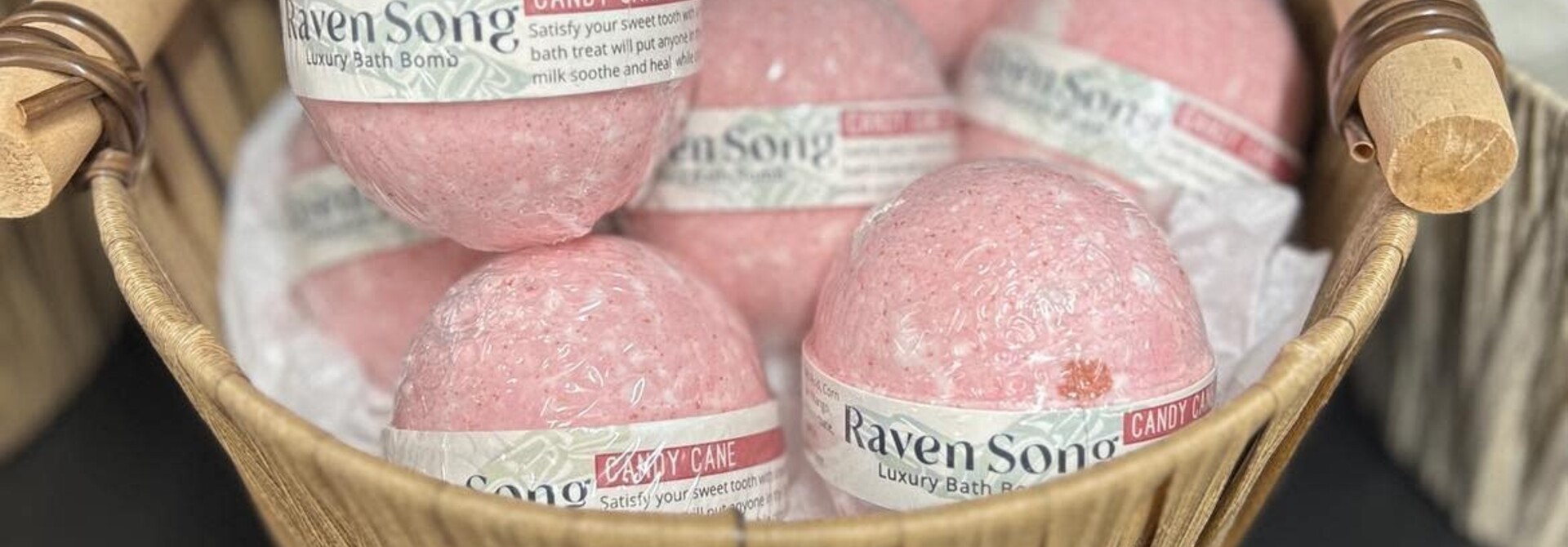 Raven Song Luxury Bath Bomb - Candy Cane Ribbons
