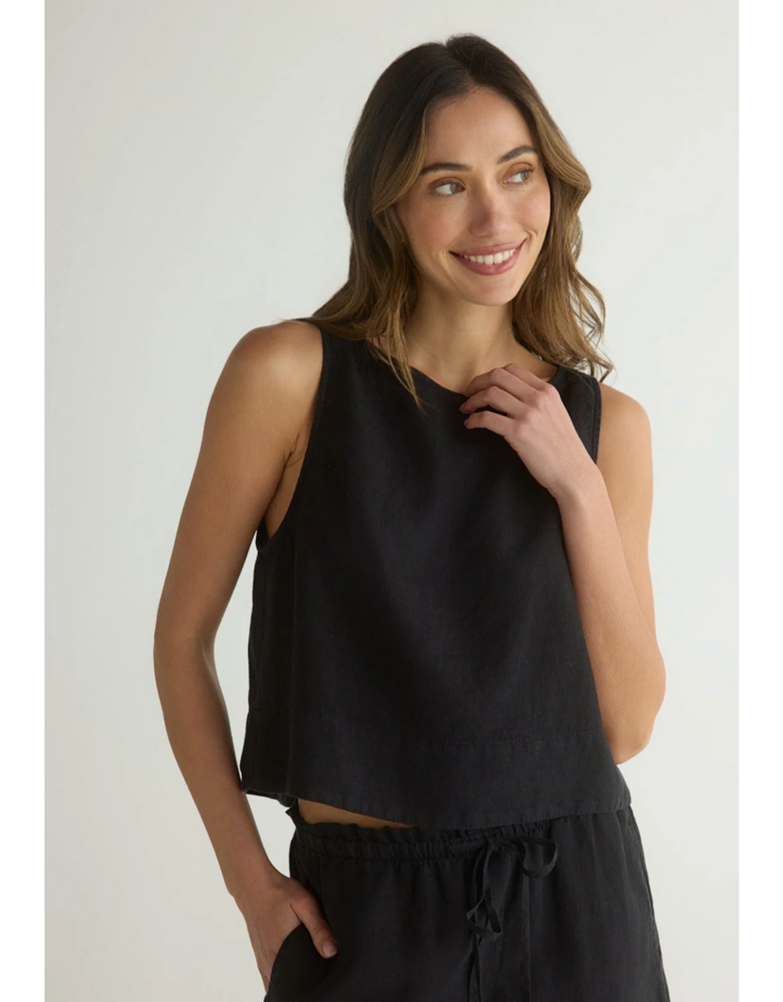 BELLA DAHL BELLA DAHL:: SLEEVELESS BOATNECK SPLIT BACK