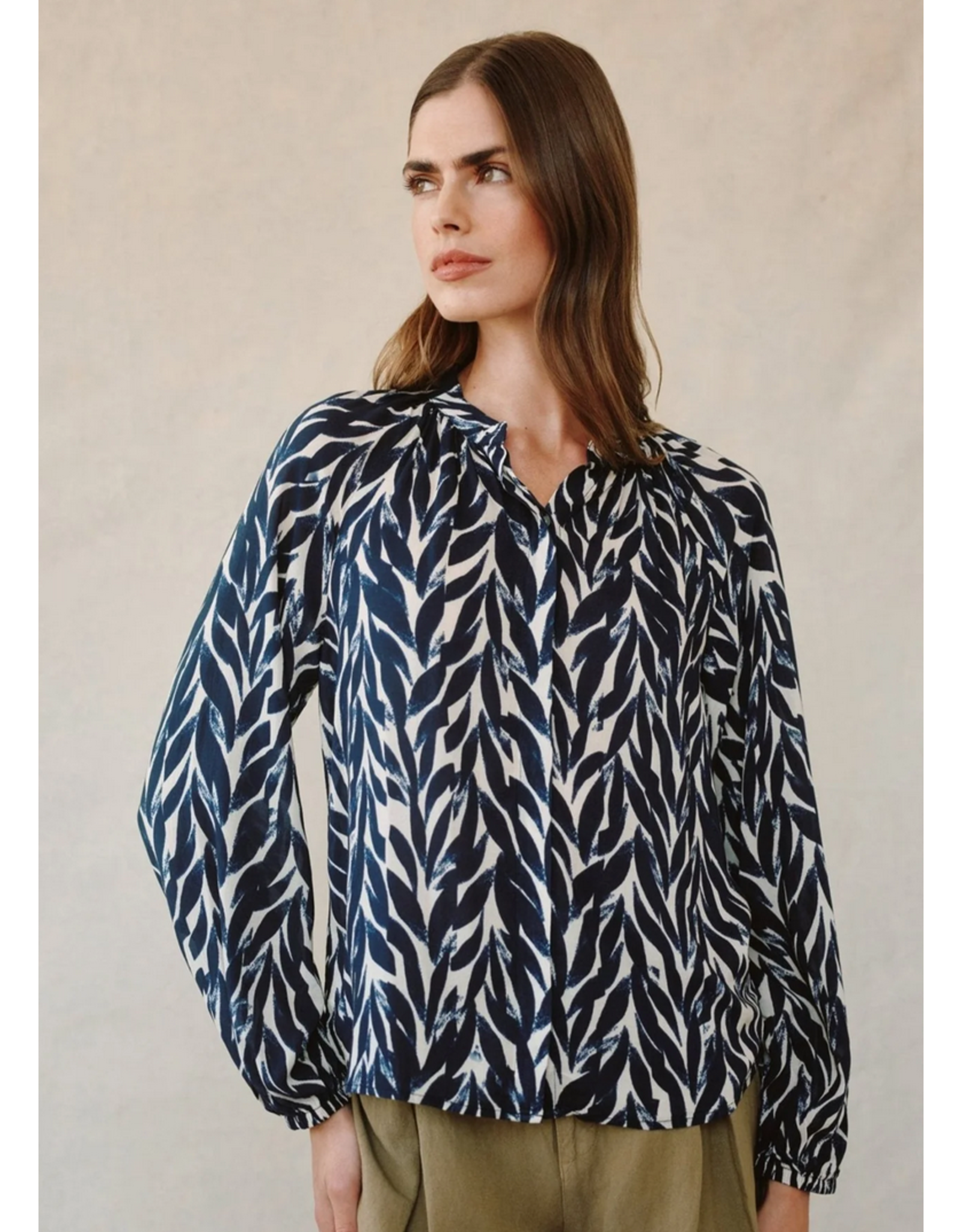 BELLA DAHL BELLA DAHL:: LONG SLEEVE SHIRRED RAGLAN SHIRT