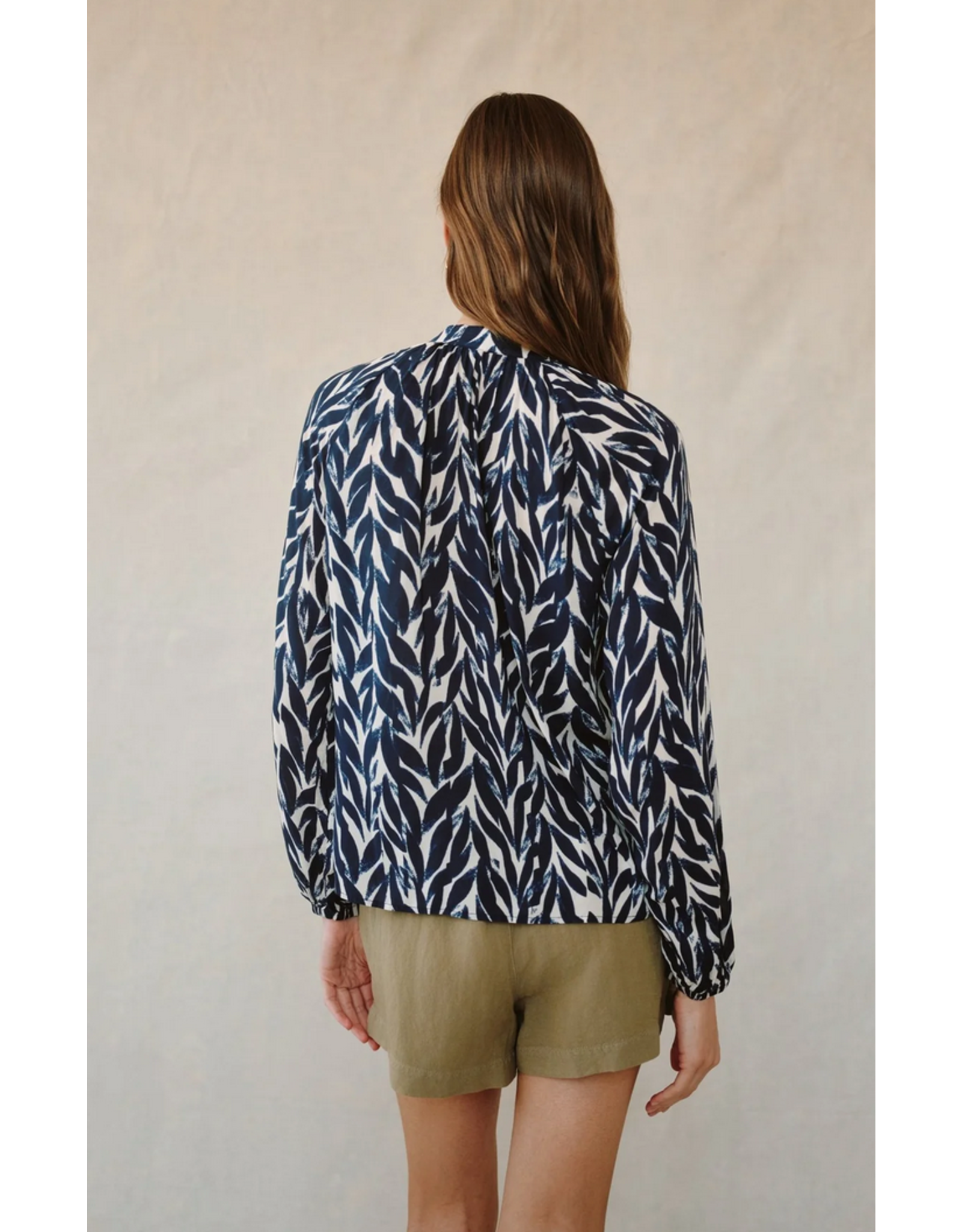 BELLA DAHL BELLA DAHL:: LONG SLEEVE SHIRRED RAGLAN SHIRT