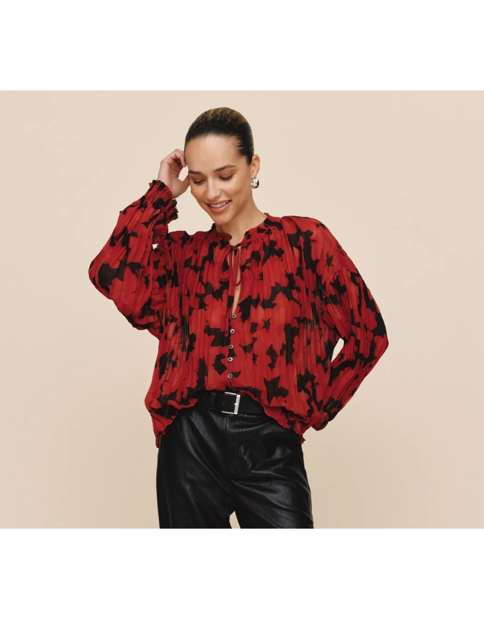 BELLA DAHL BELLA DAHL:: LONG SLEEVE PLEATED SMOCKED BUTTON DOWN