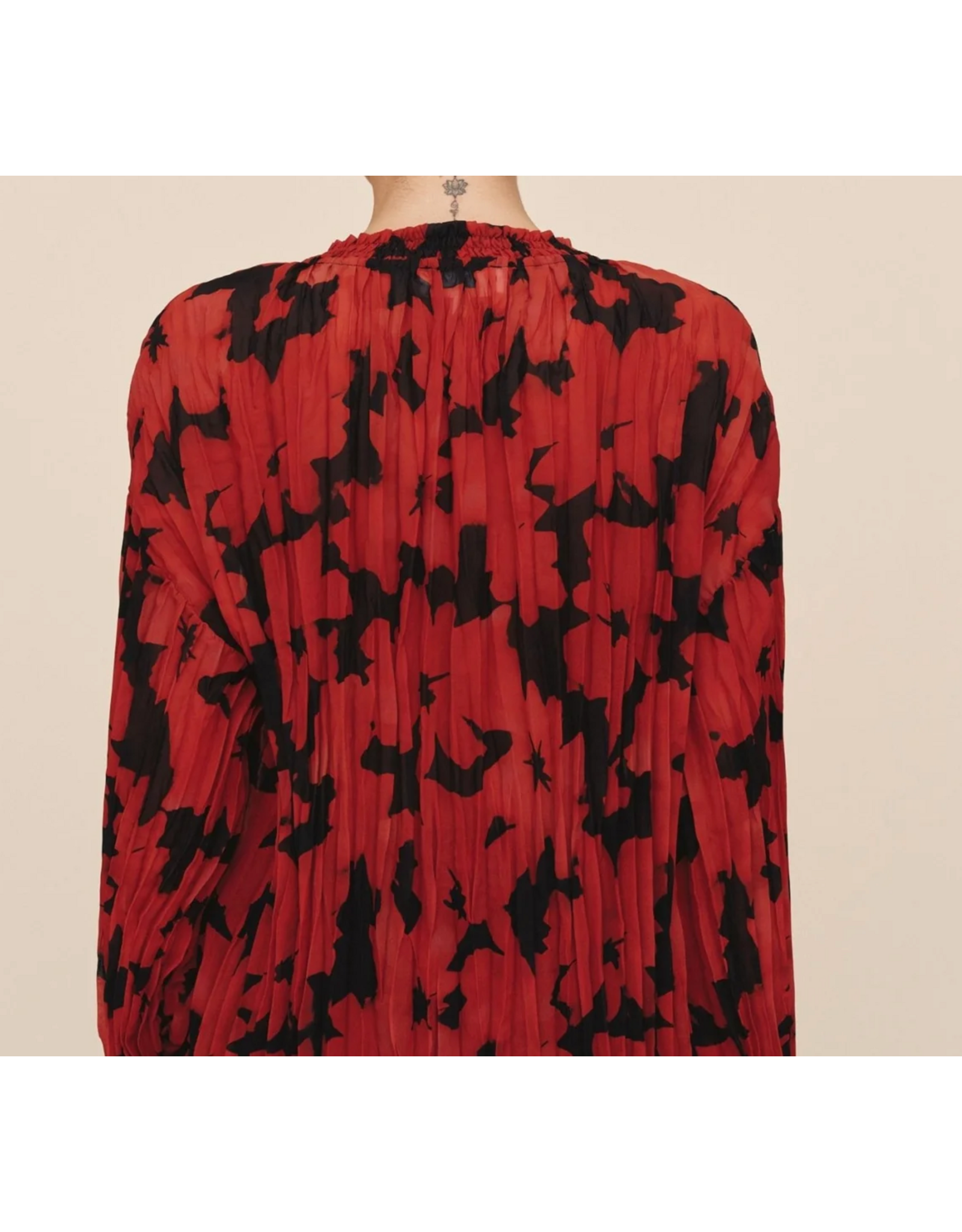 BELLA DAHL BELLA DAHL:: LONG SLEEVE PLEATED SMOCKED BUTTON DOWN