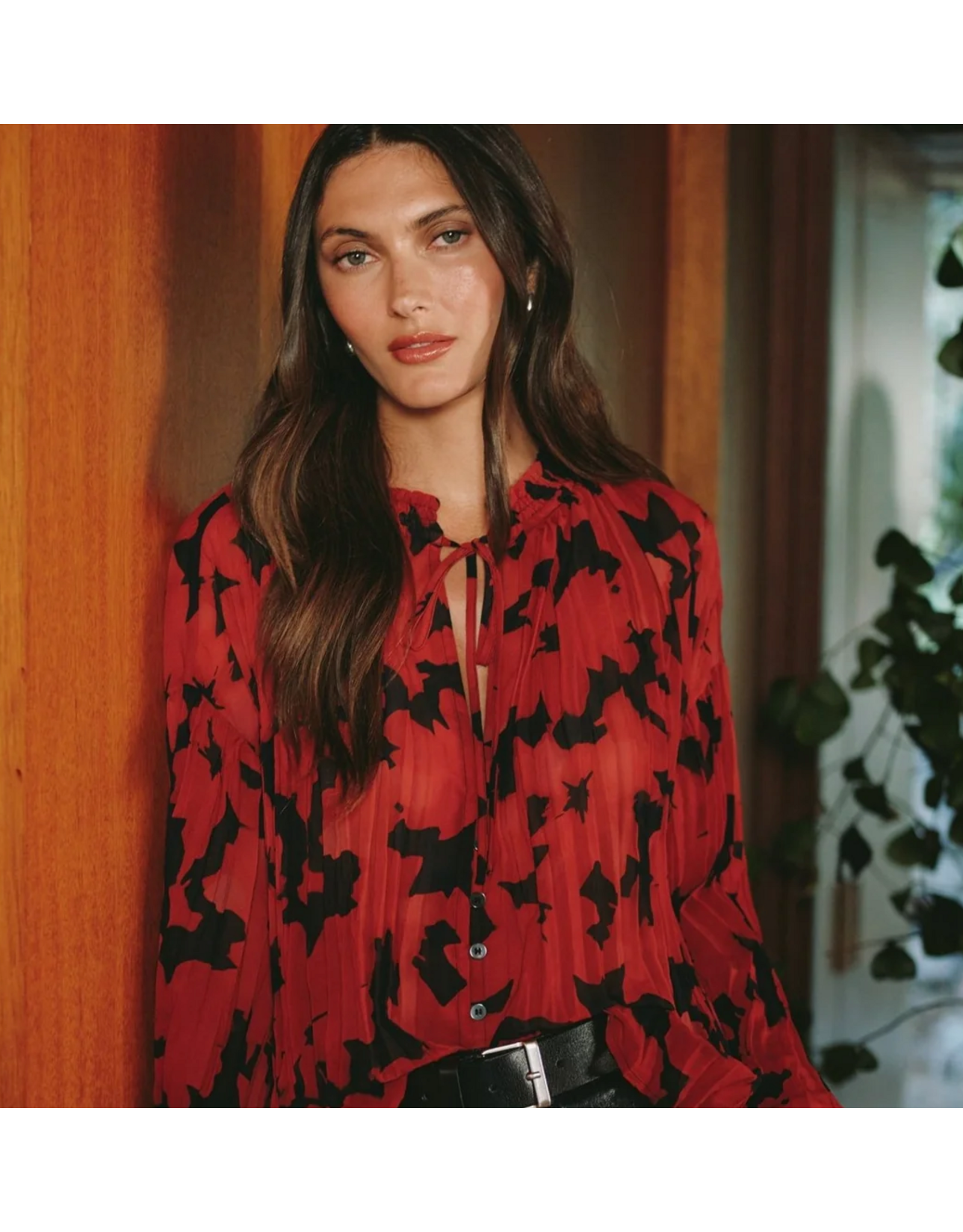 BELLA DAHL BELLA DAHL:: LONG SLEEVE PLEATED SMOCKED BUTTON DOWN