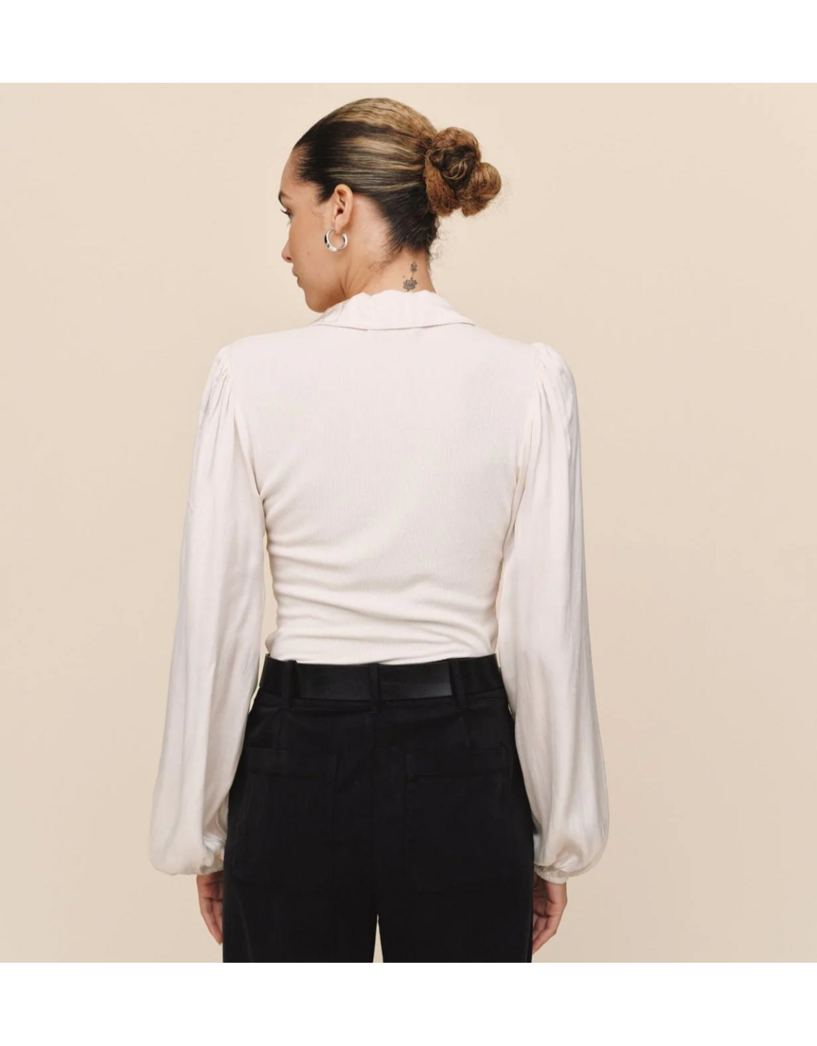 BELLA DAHL BELLA DAHL:: COLLARED V-NECK TOP