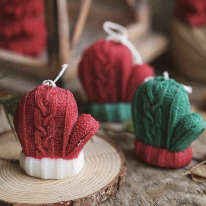 Holiday Mitten Candle (Gingerbread Scent)