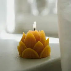 Lil Bud – Lotus-Inspired Beeswax Candle