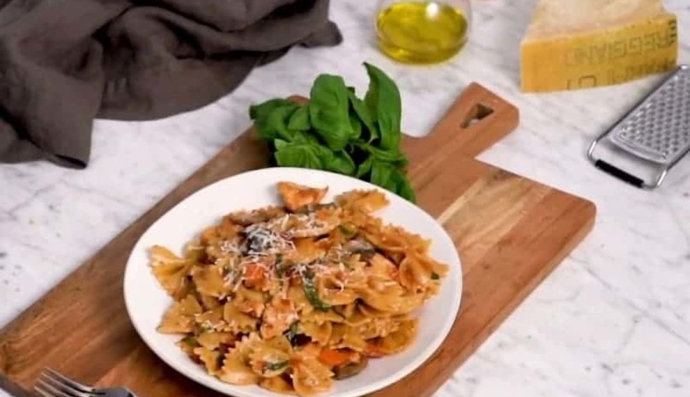 One-Pot Pasta With Chicken, Vegetables And Fresh Basil