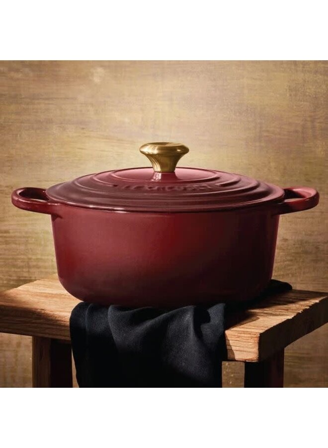 Signature Round Dutch Oven 7.25 Qt
