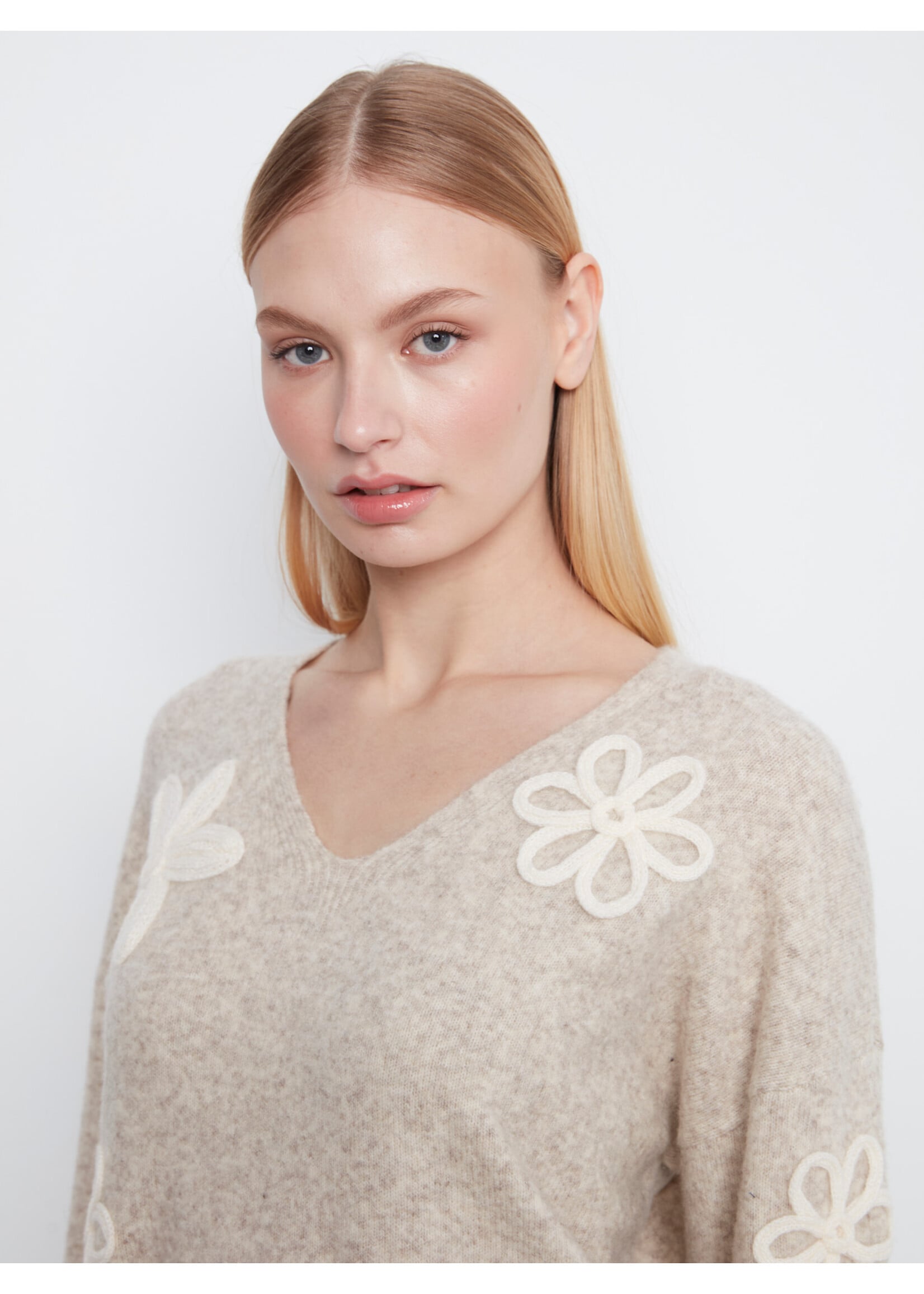 Charlie B V-Neck Sweater W/flower Applique (Amande Chiné)