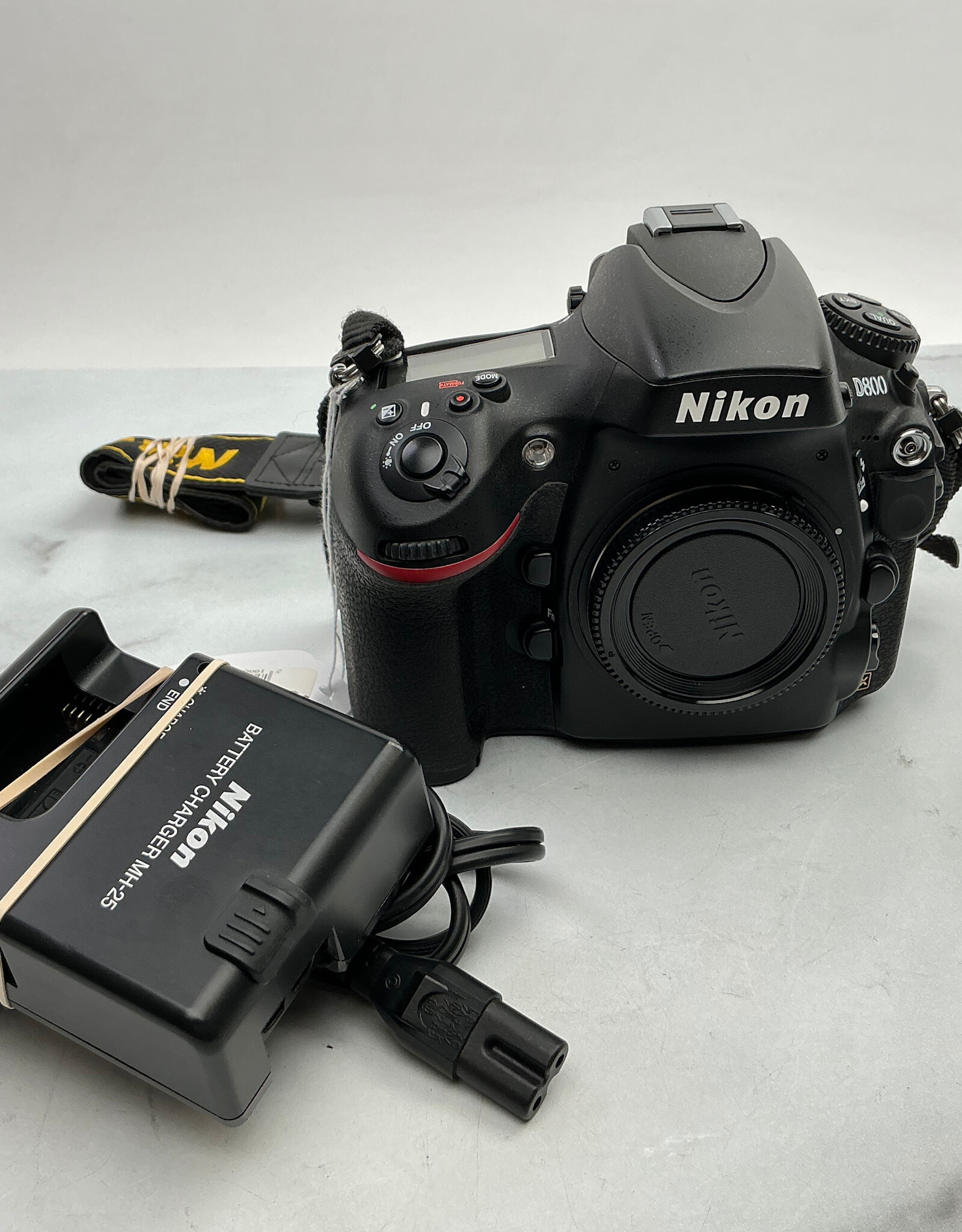 NIKON Nikon D800 Camera Body w/ Charger Shutter Count 11500 Used Good