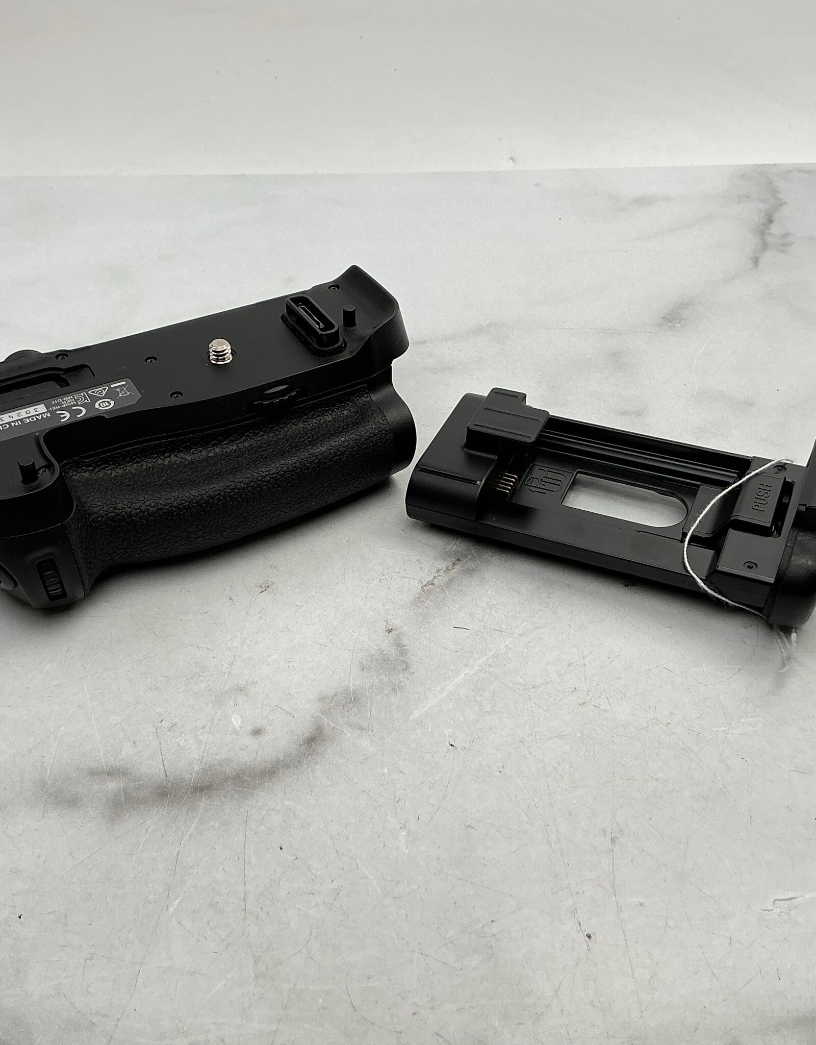 CANON Nikon MB-D17 Battery Grip Used Good