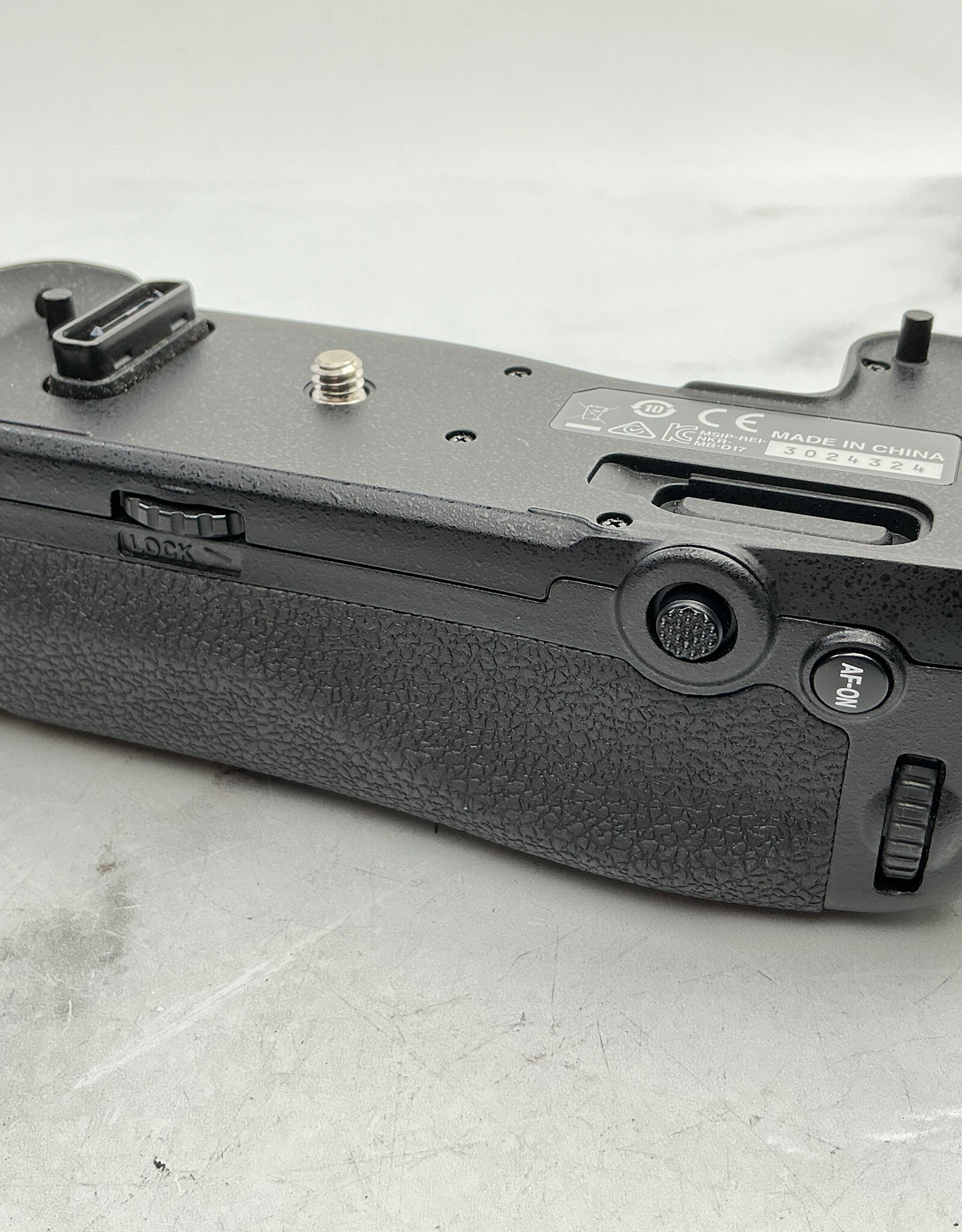 CANON Nikon MB-D17 Battery Grip Used Good