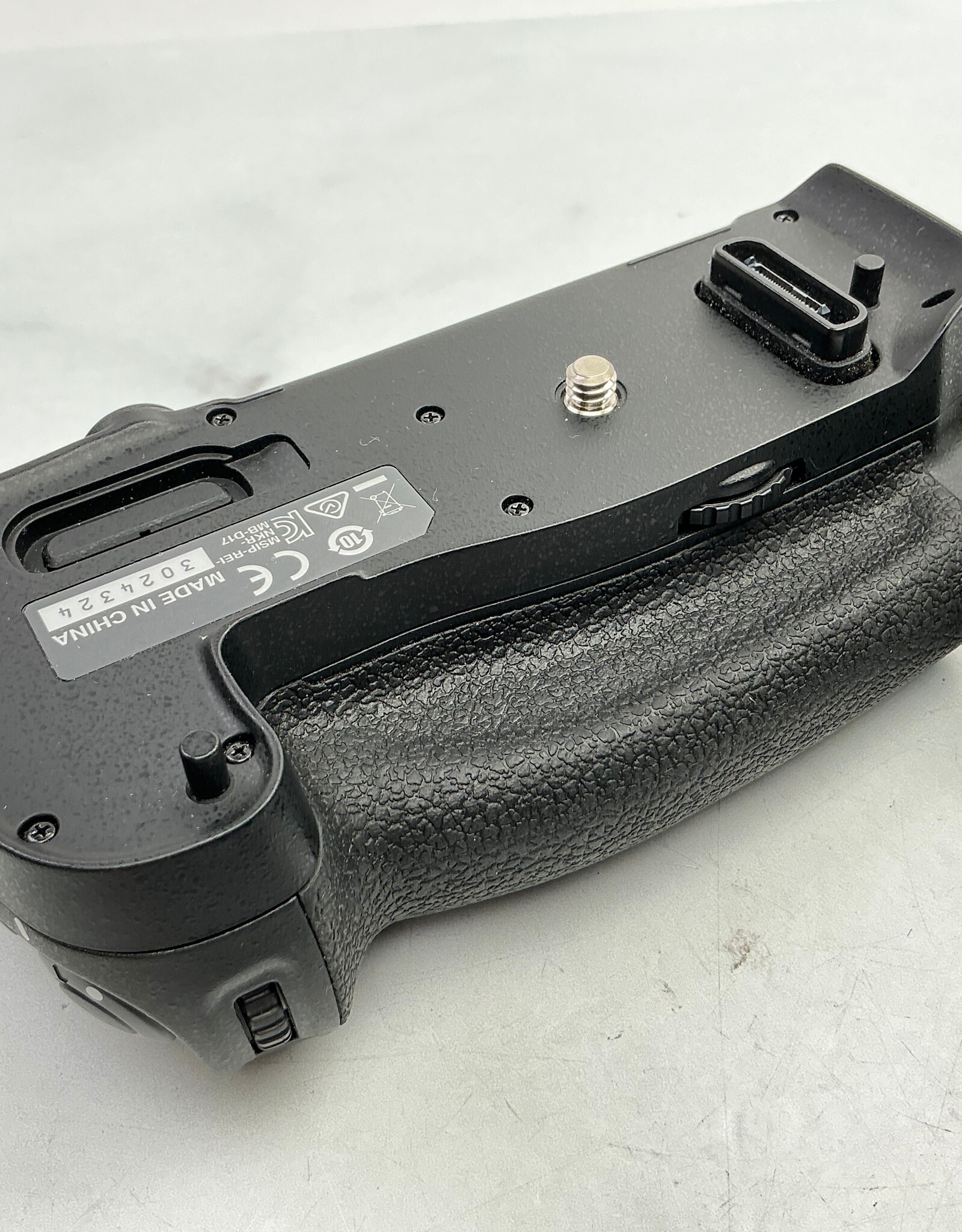 CANON Nikon MB-D17 Battery Grip Used Good