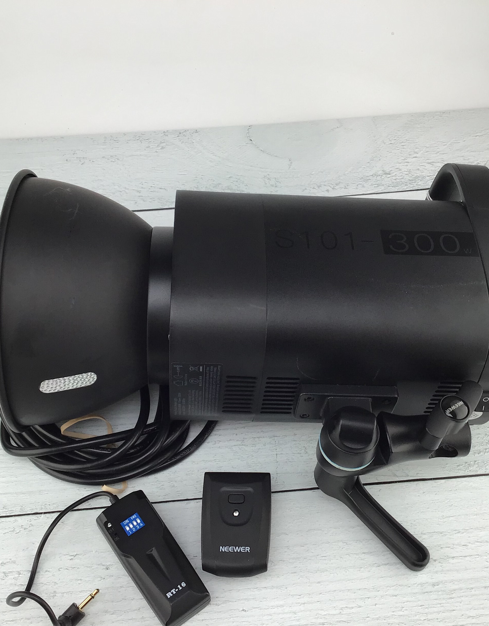 Neewer Neewer S101 300 Watt Strobe w/ Trigger Set Used Good