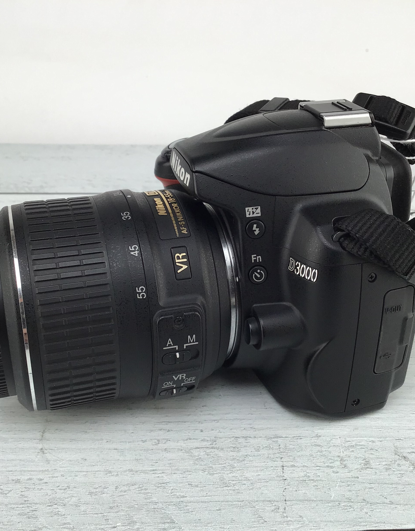 NIKON Nikon D3000 Camera w/ 18-55mm VR Used Good