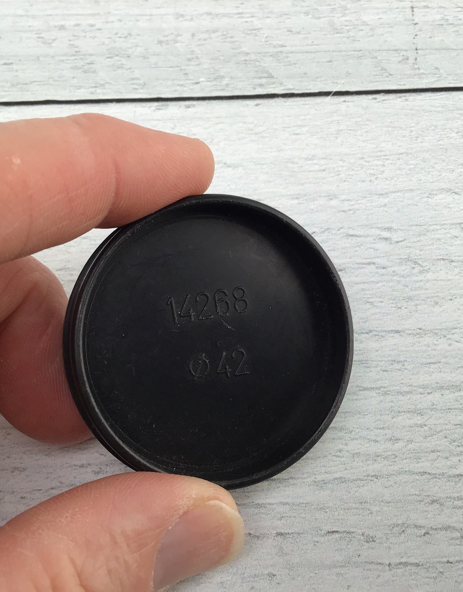 Leica Leica 42mm Lens Cap 14268 Script Leica for 39mm filter size Used Good