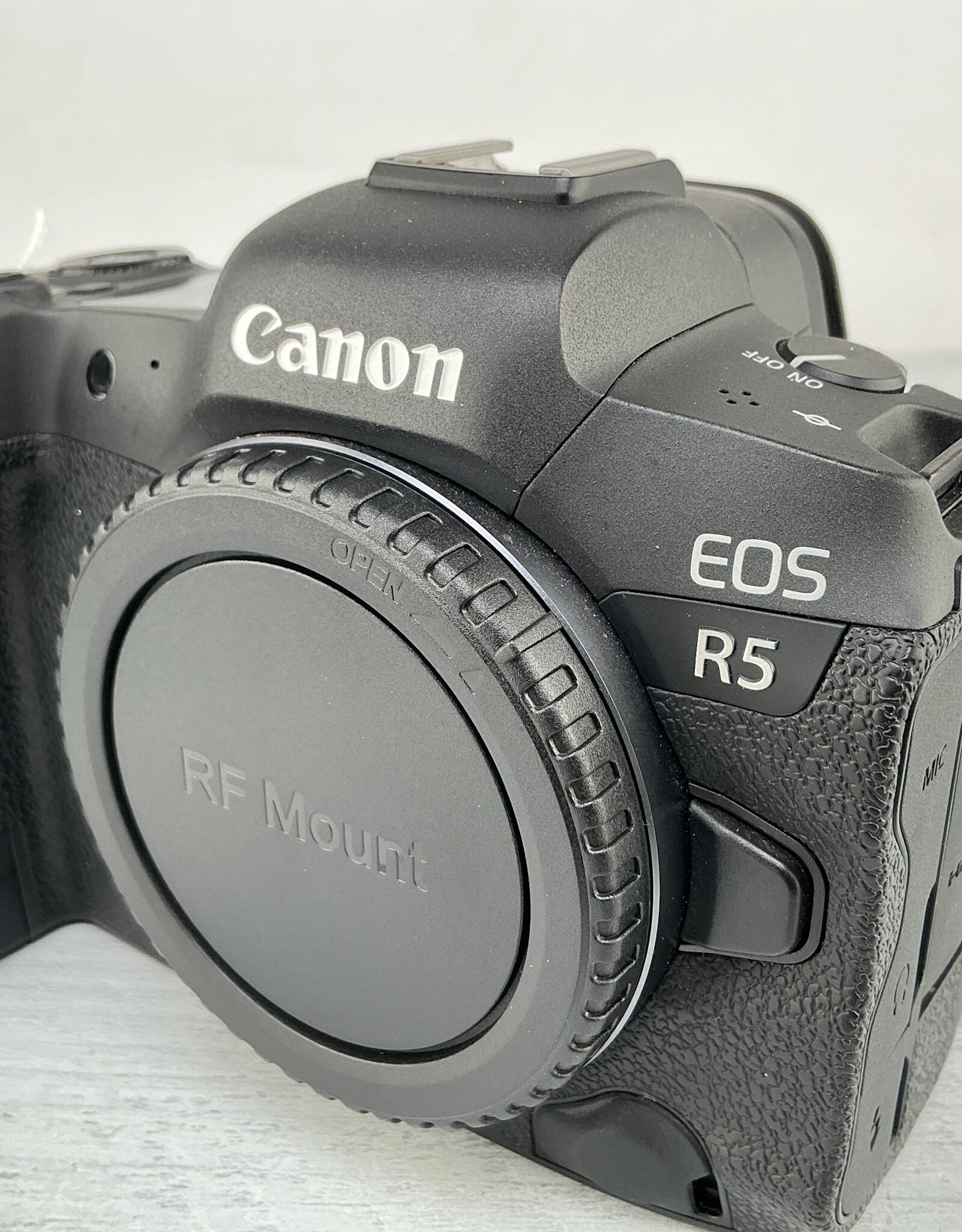 CANON Canon EOS R5 Camera Body No Charger Used Good