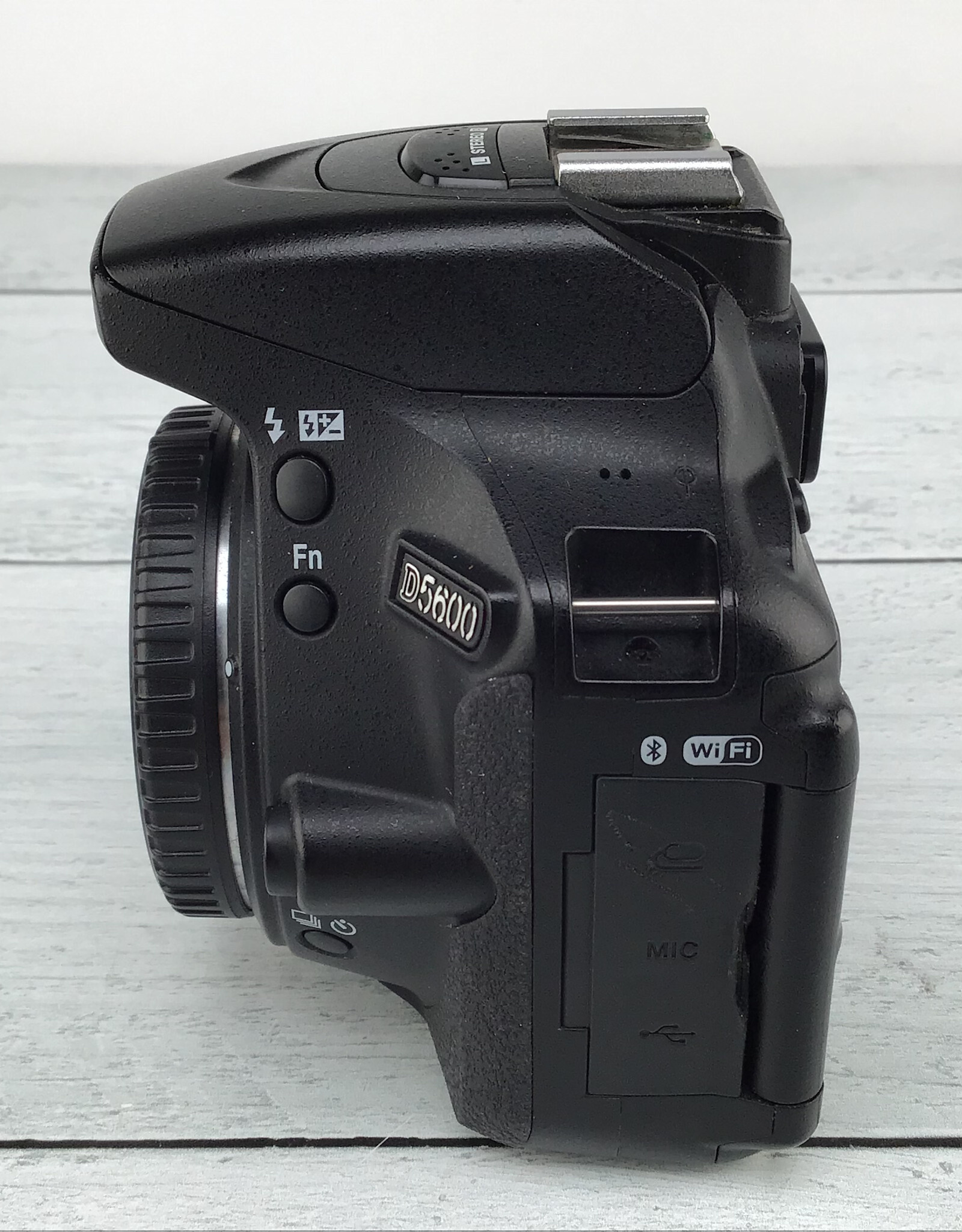 NIKON Nikon D5600 Camera Body w/ Charger Used Good