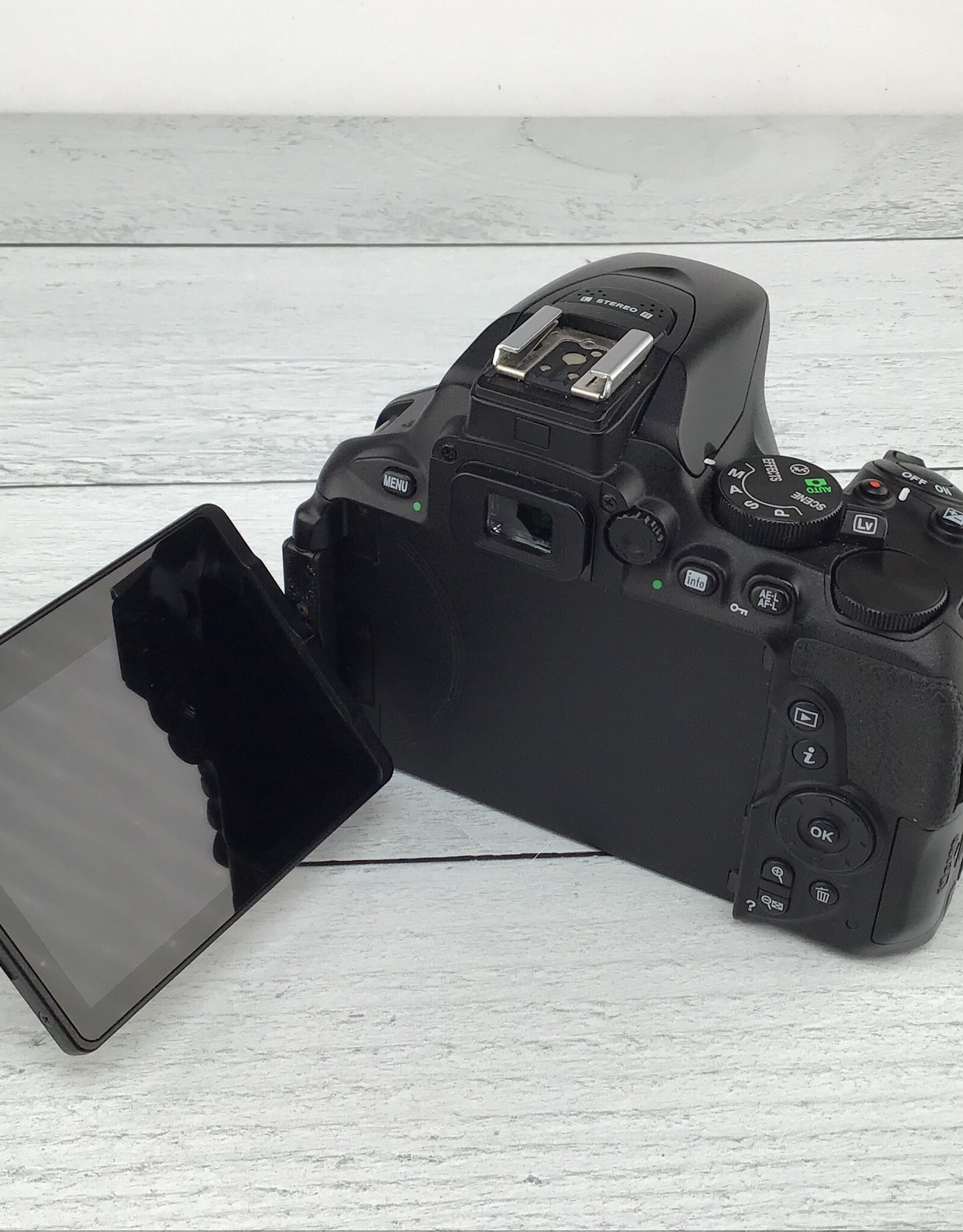 NIKON Nikon D5600 Camera Body w/ Charger Used Good