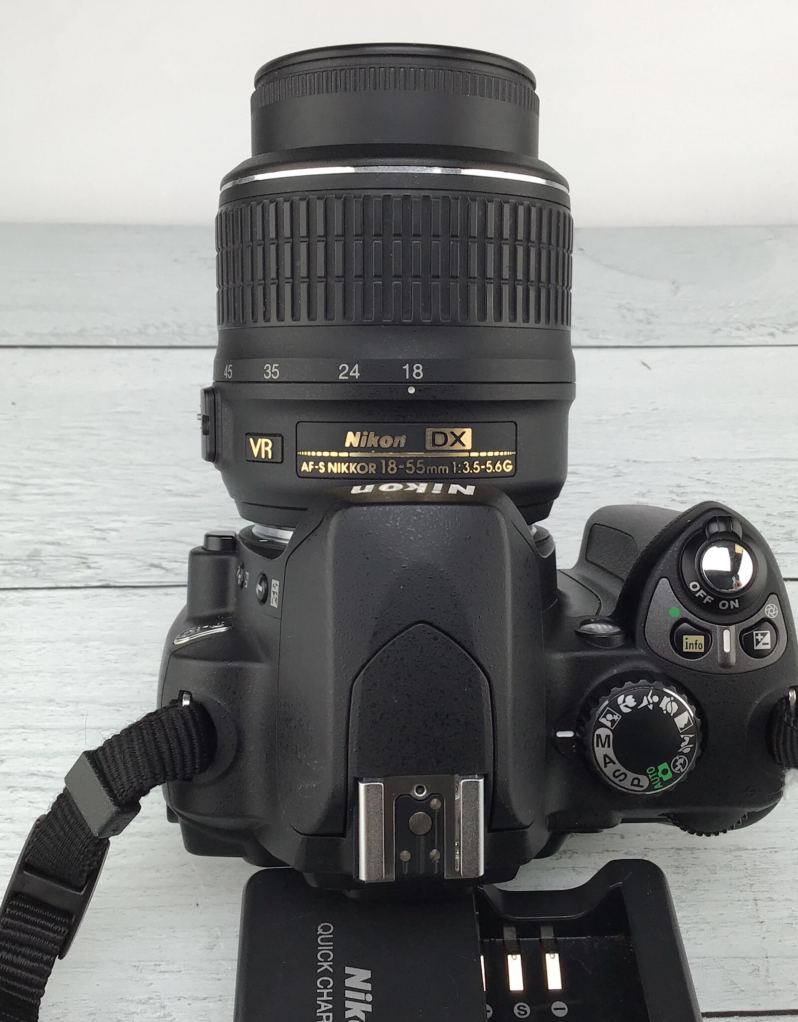 NIKON Nikon D40 Camera w/ 18-55mm Lens Used Good