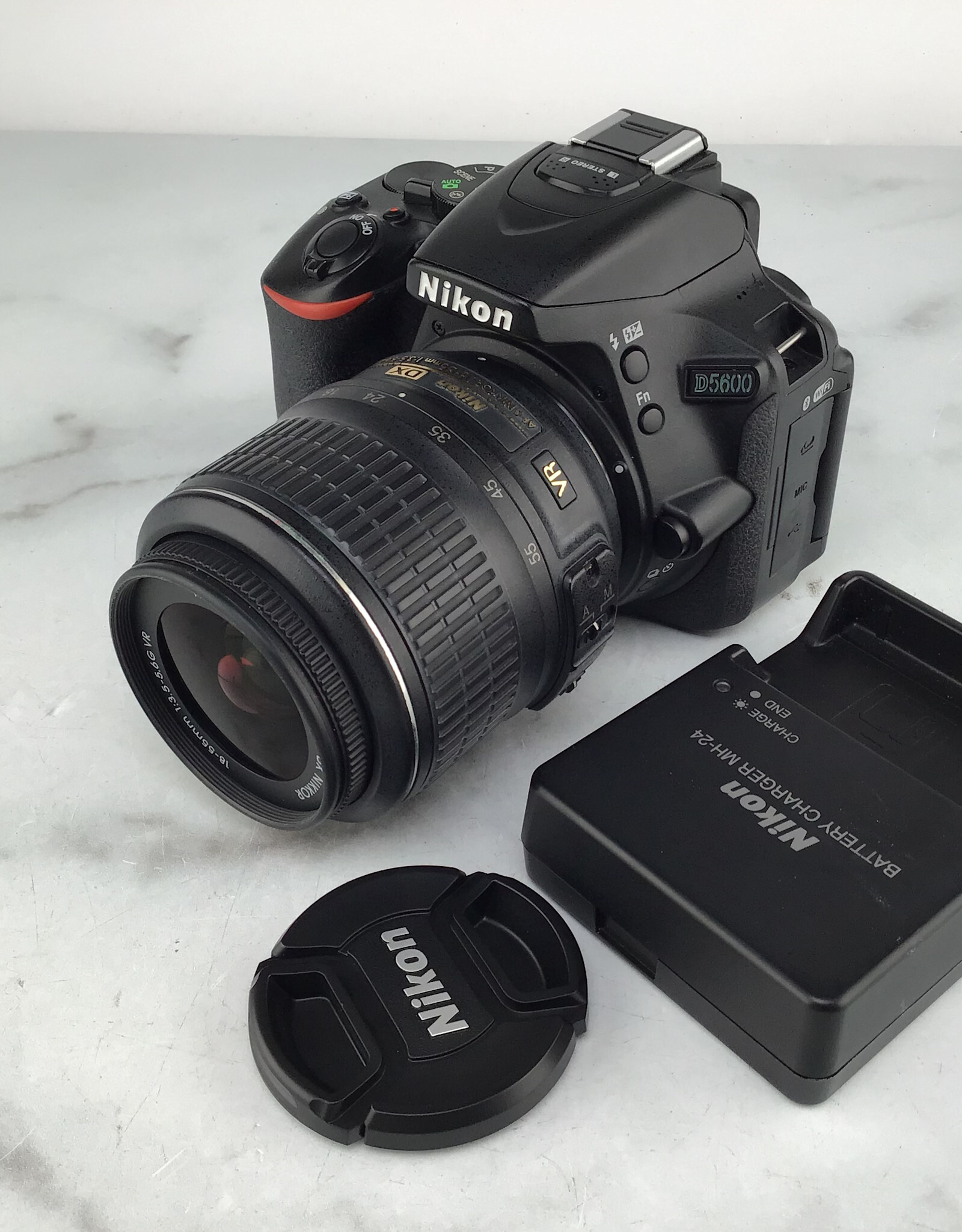 NIKON Nikon D5600 Camera w/ 18-55mm VR Used Good