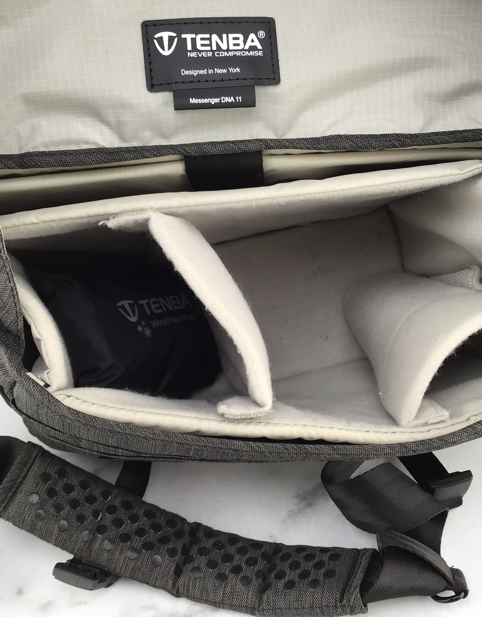 Tenba Messenger DNA 11 Camera Bag Used Good