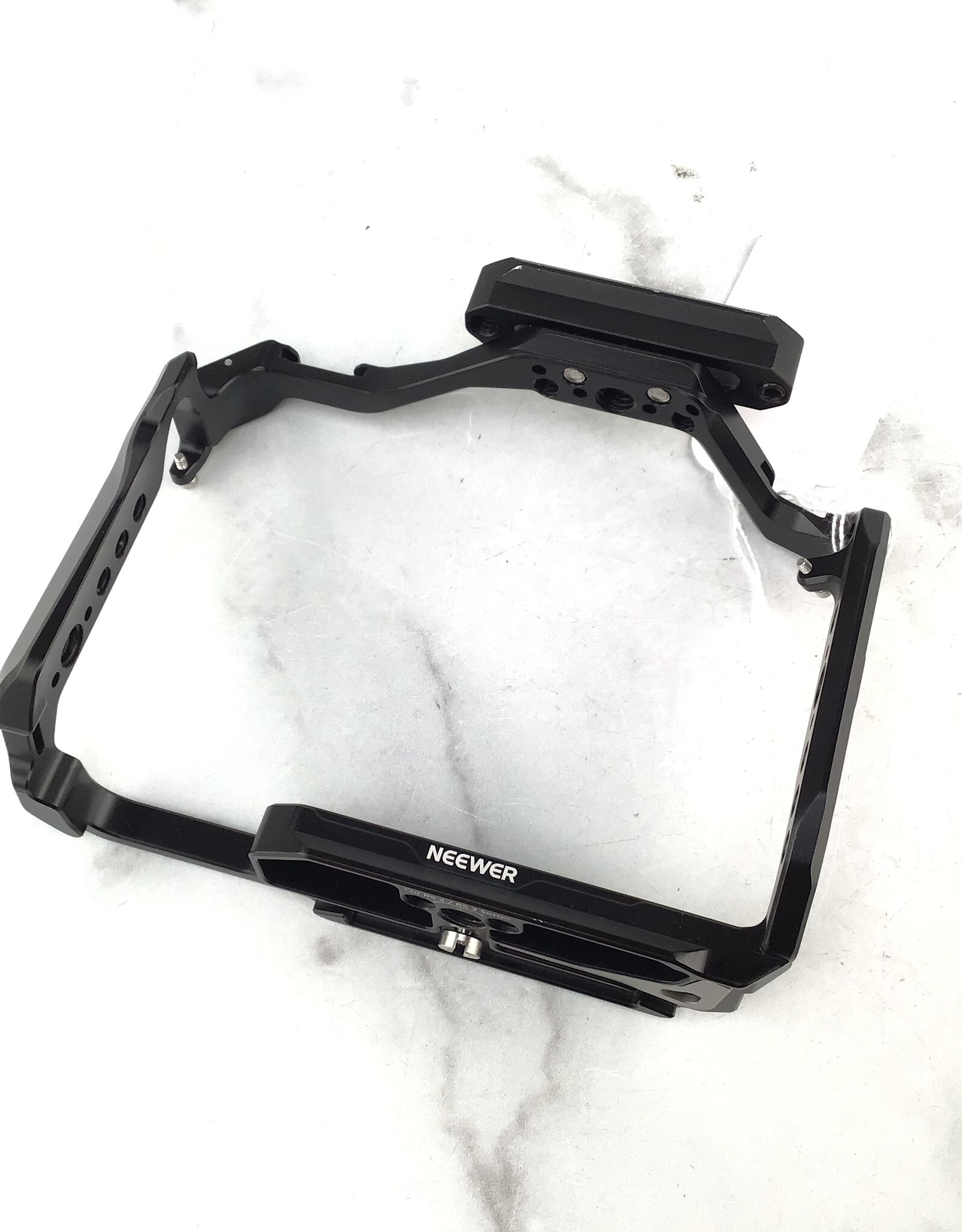 Neewer Neewer Camera Cage for Panasonic GH6 Used Good