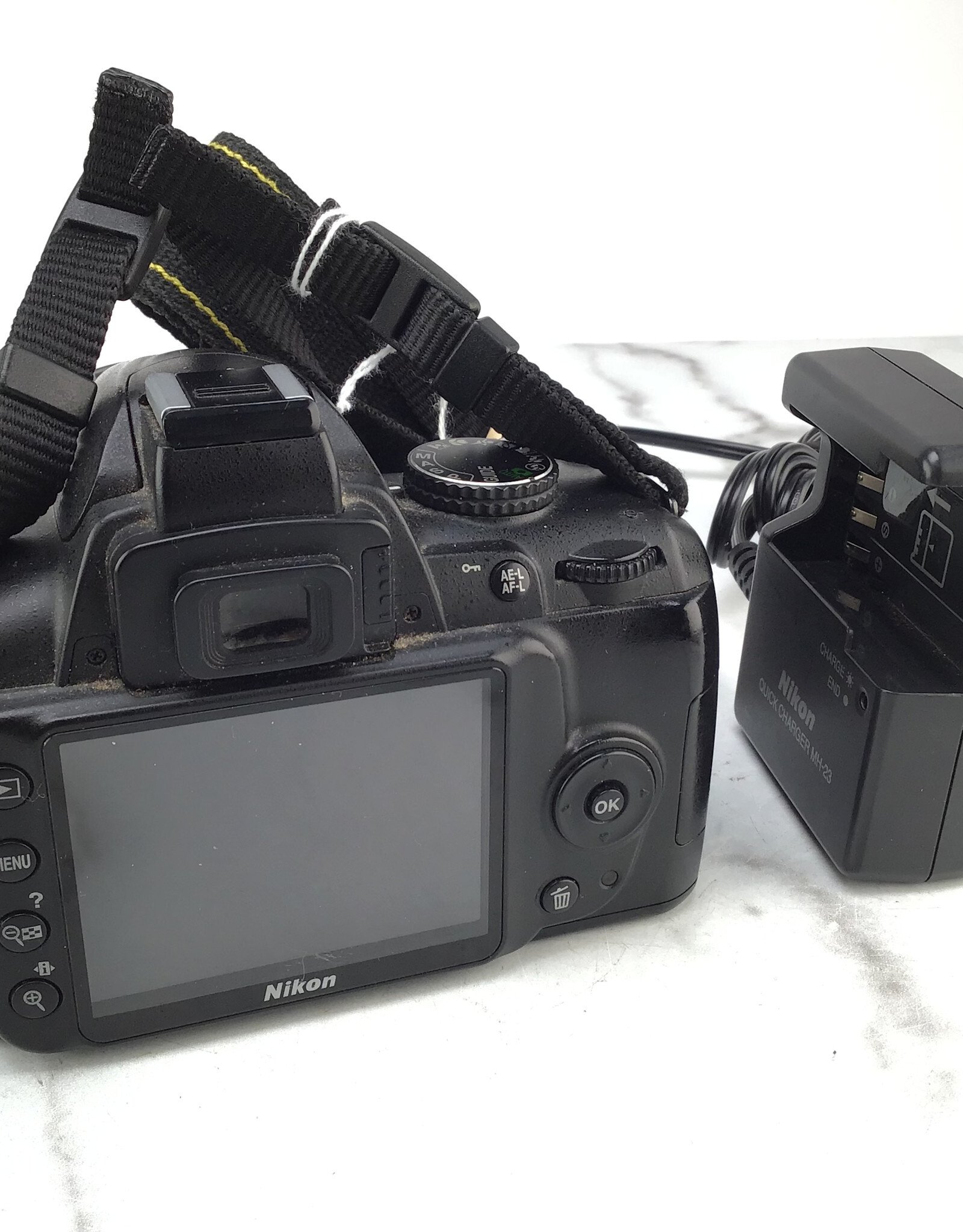 NIKON Nikon D3000 Camera w/ 18-55mm VR Used Good