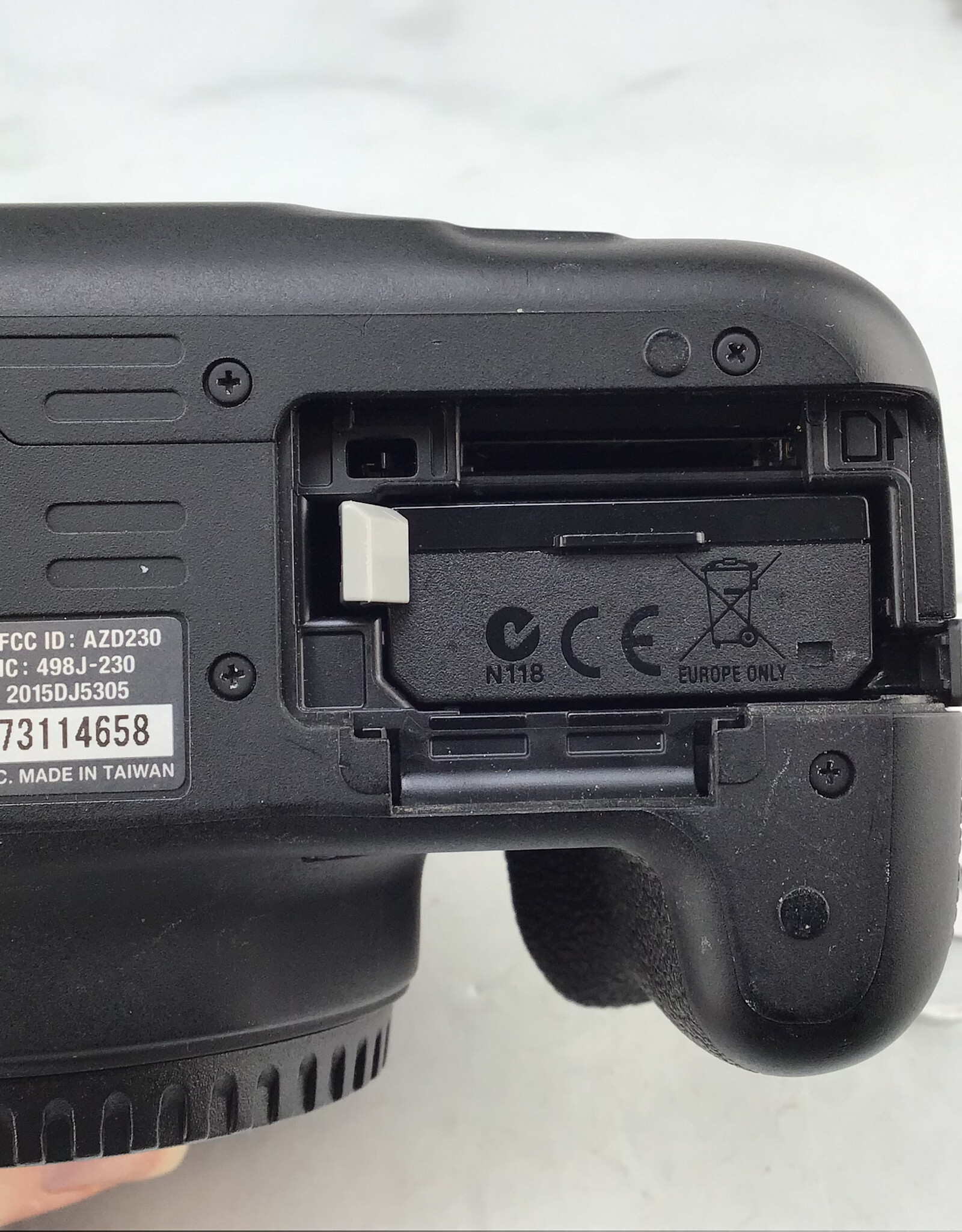 CANON Canon EOS Rebel T6 Body Missing Battery Door Used Good